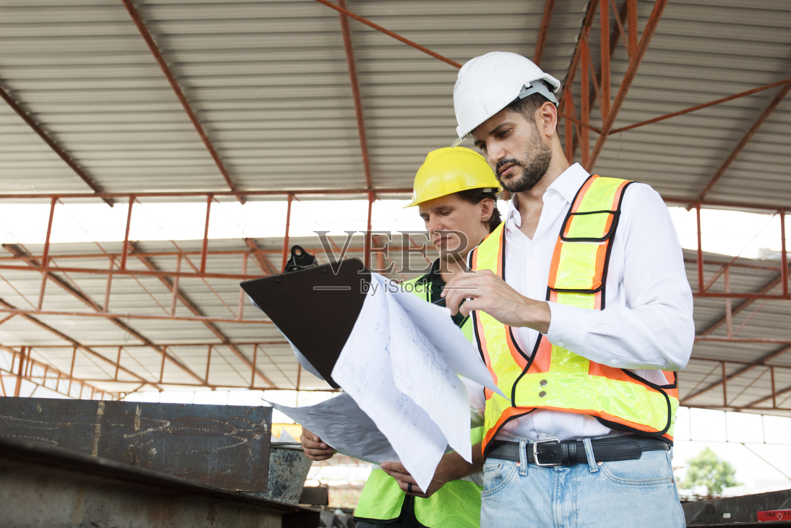 工程师团队讨论和检查建筑结构。照片摄影图片