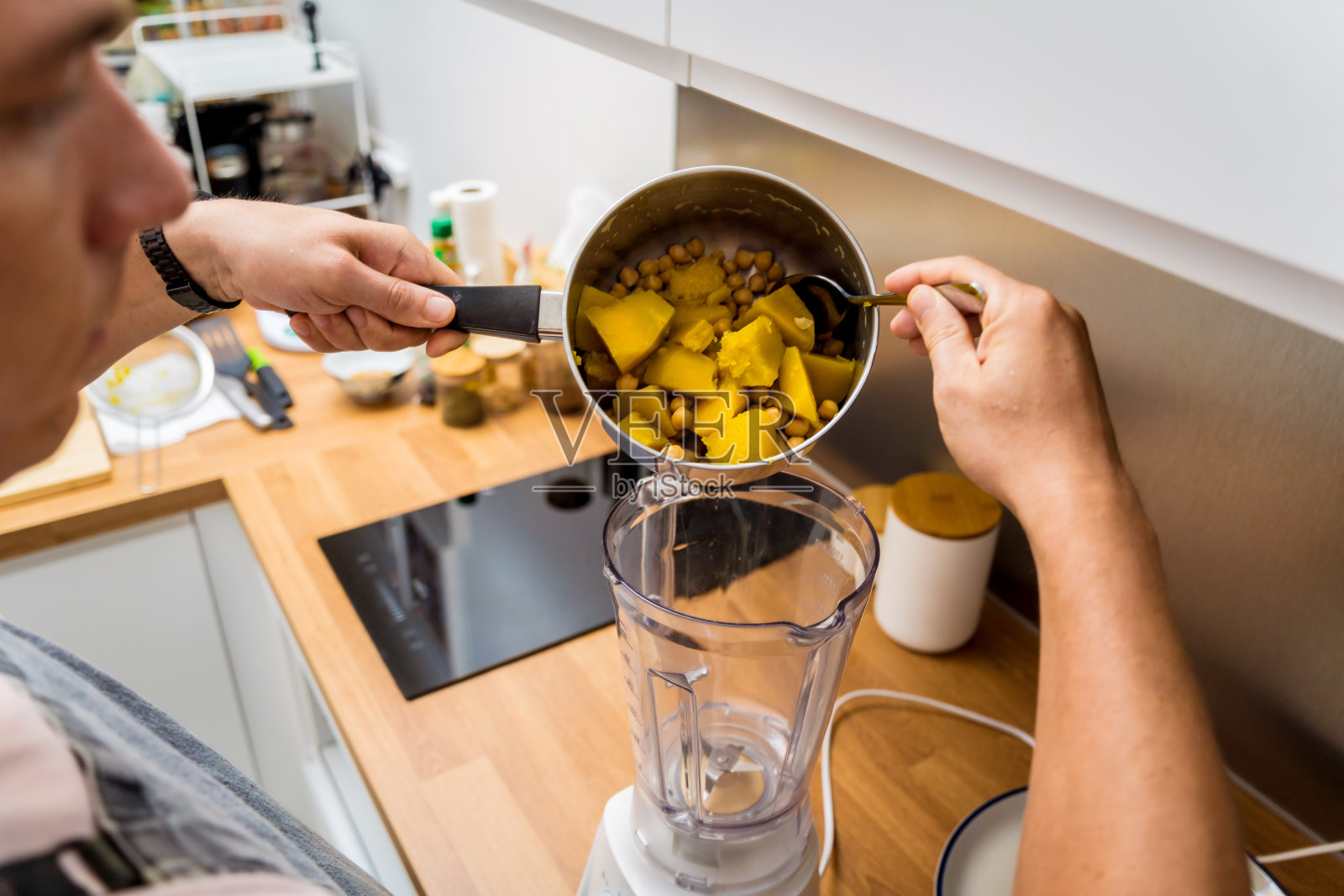 厨师在厨房准备鹰嘴豆姜粥照片摄影图片