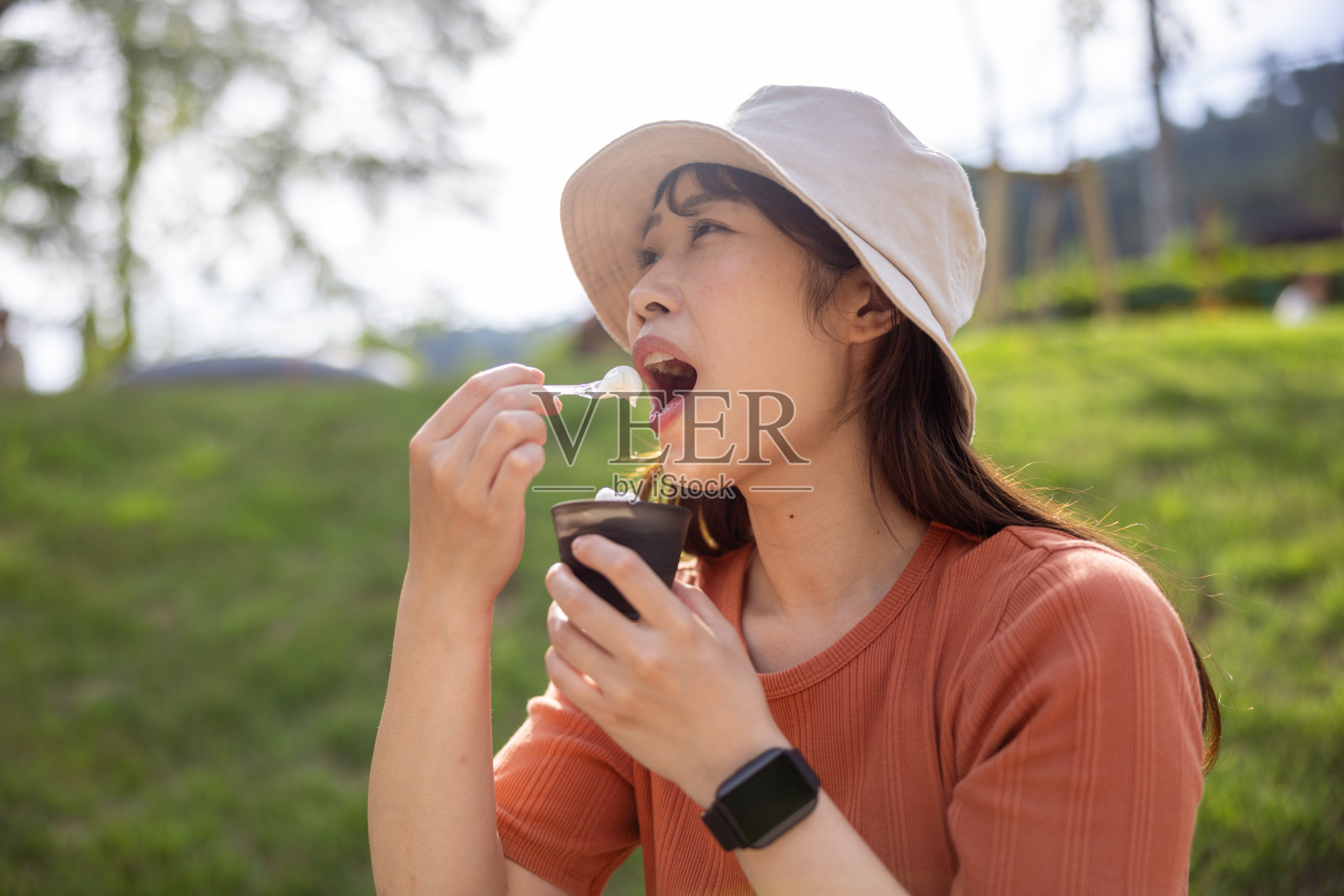 徒步旅行后吃冰淇淋的女徒步者照片摄影图片