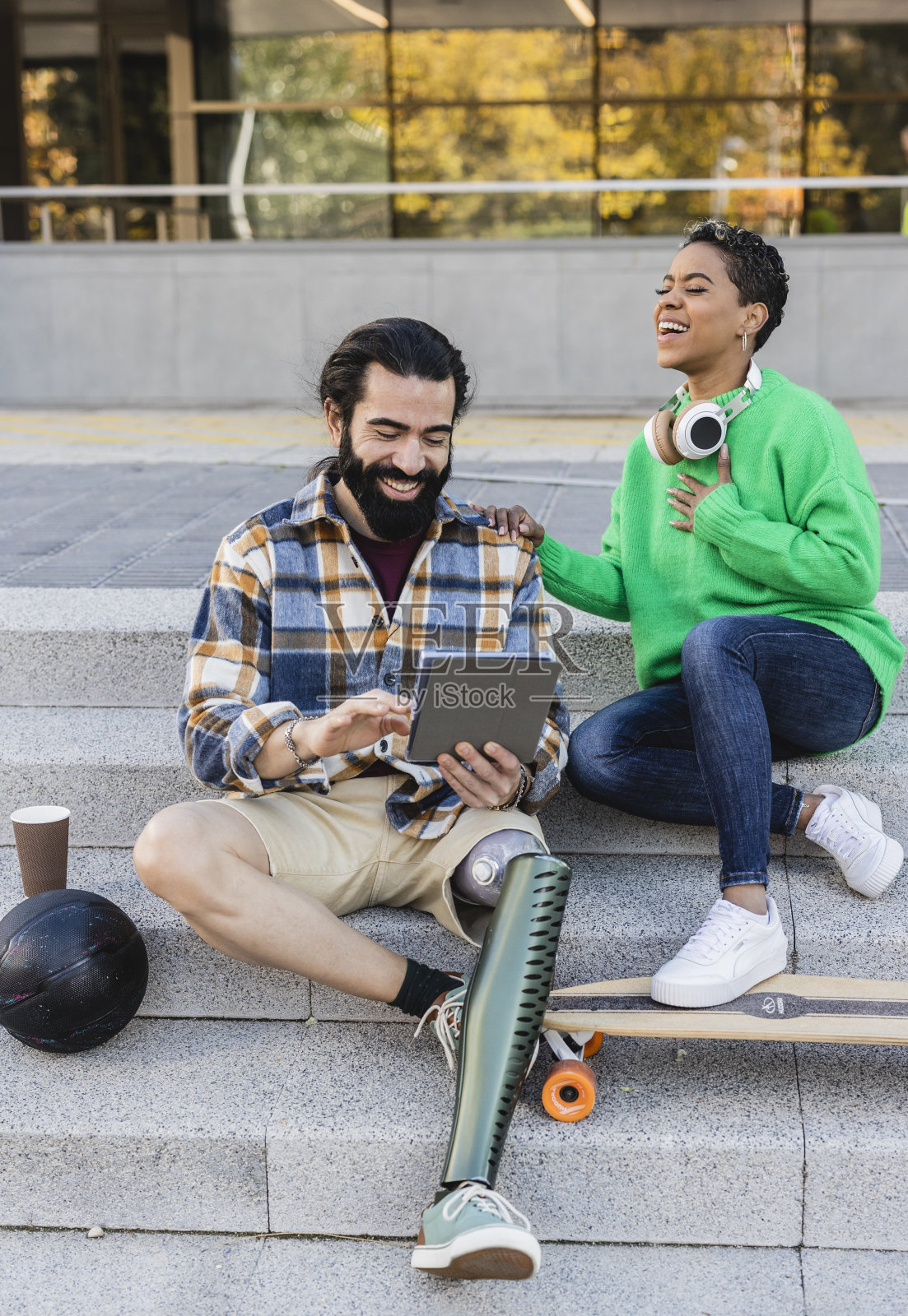 情侣在台阶上用平板电脑放松照片摄影图片