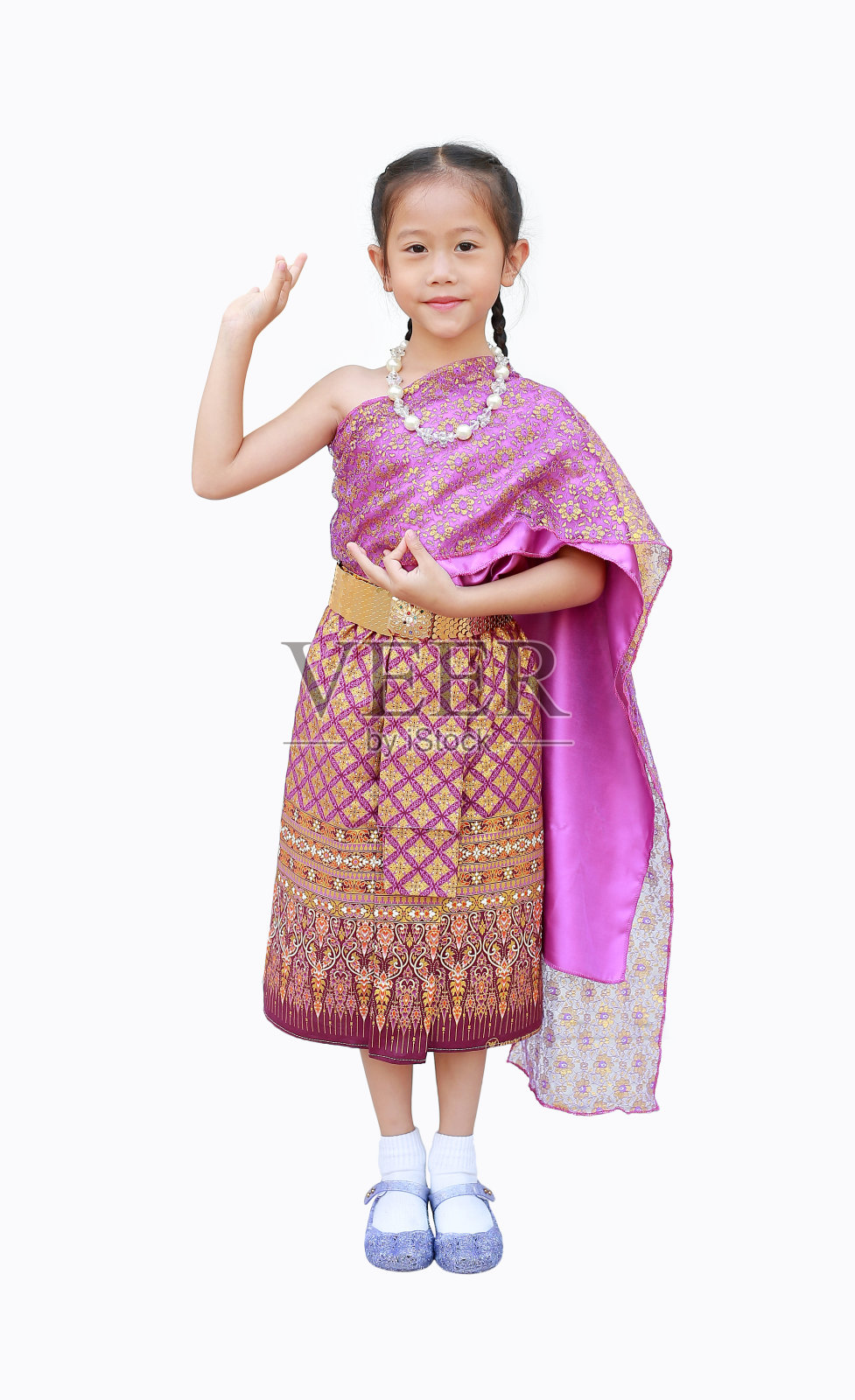 美丽的亚洲女孩穿着传统的泰国服装，在白色背景的泰国文化节上跳舞。完整的长度。照片摄影图片