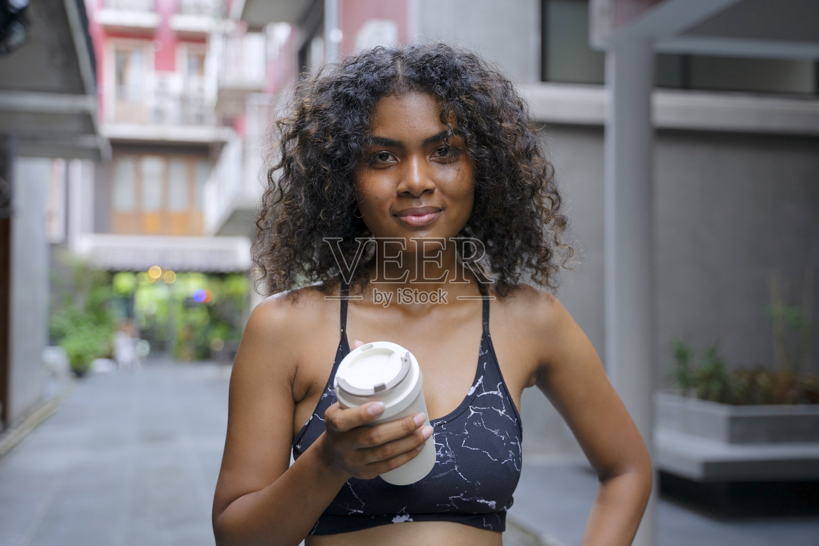 年轻的黑人妇女正在城市里锻炼。照片摄影图片