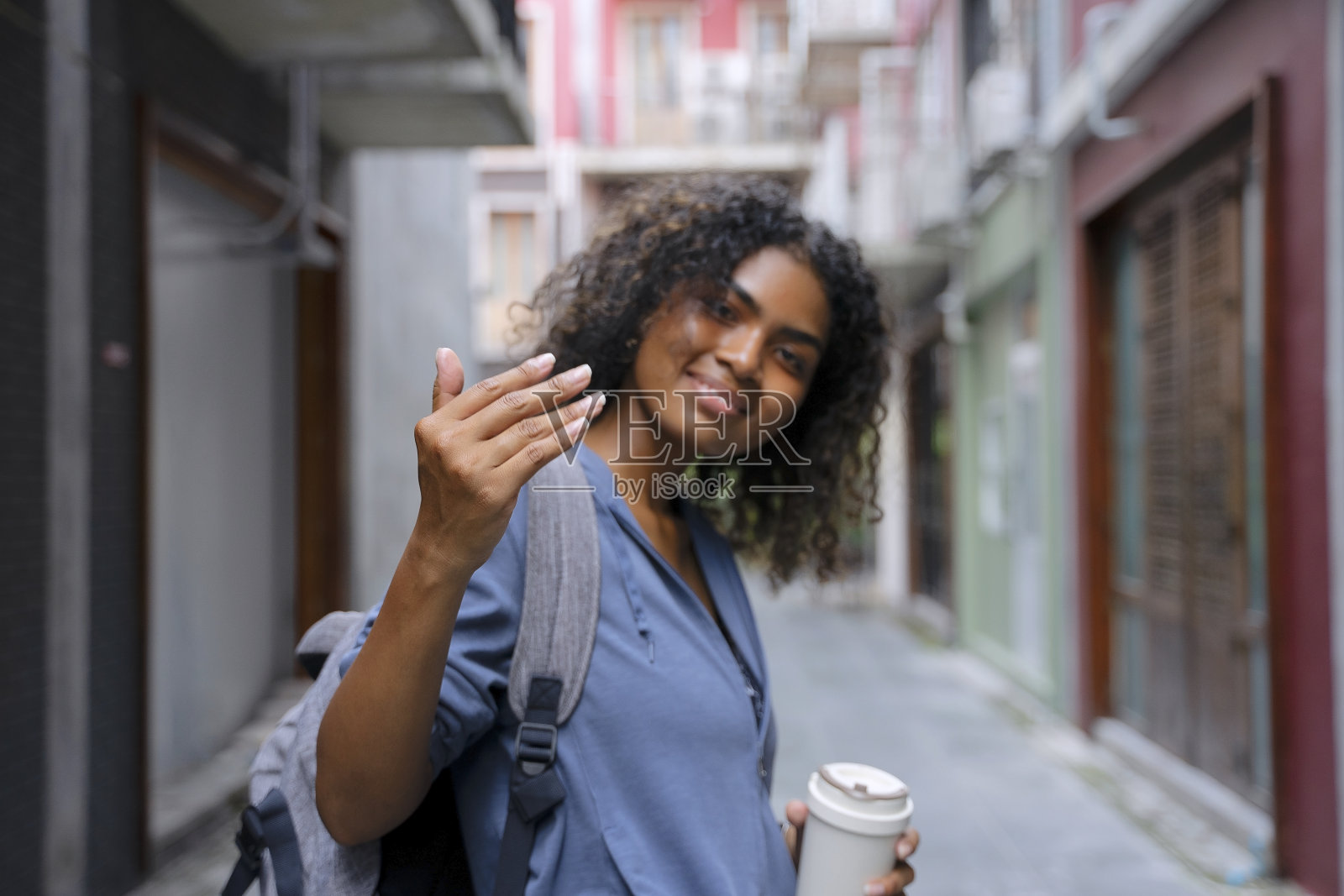 年轻的黑人女学生住在城里。照片摄影图片
