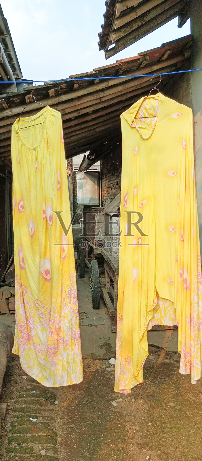 黄色女人的晾衣绳照片摄影图片