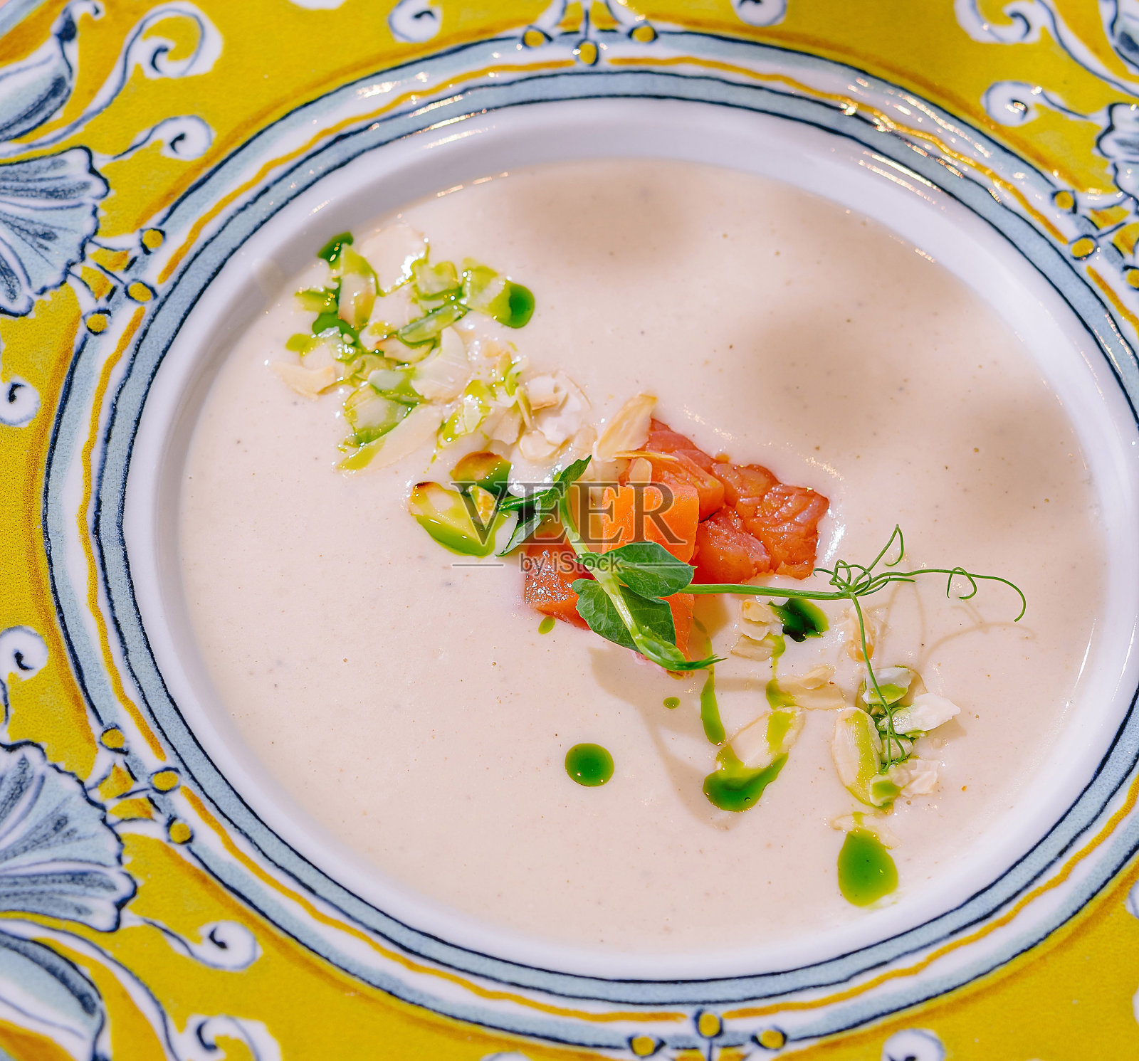 用华丽的盘子盛上优雅的汤照片摄影图片