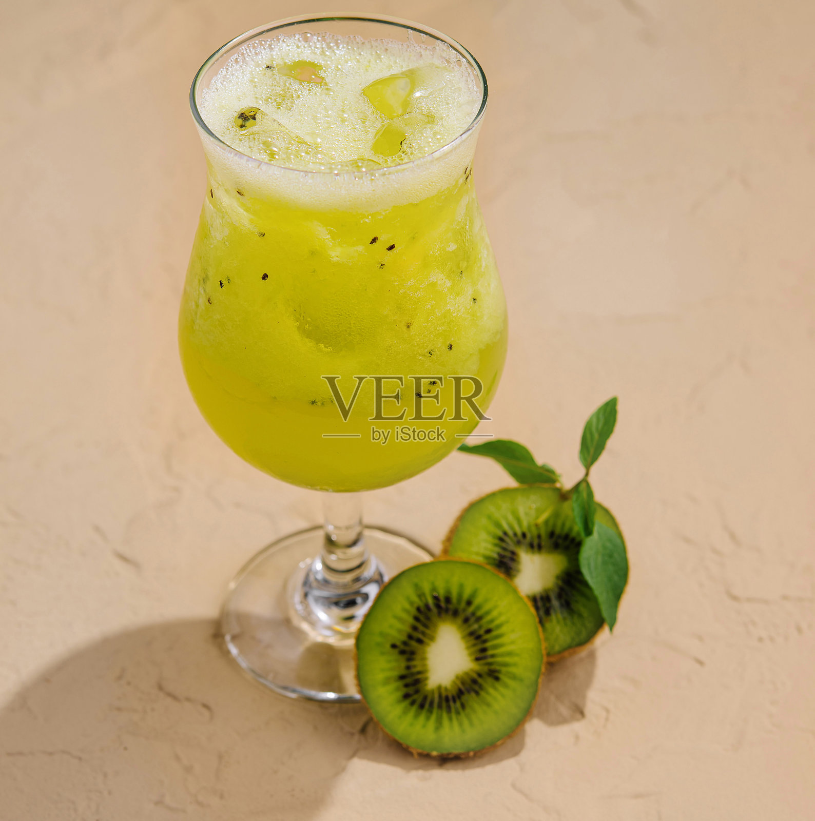 新鲜的猕猴桃鸡尾酒在沙地背景照片摄影图片