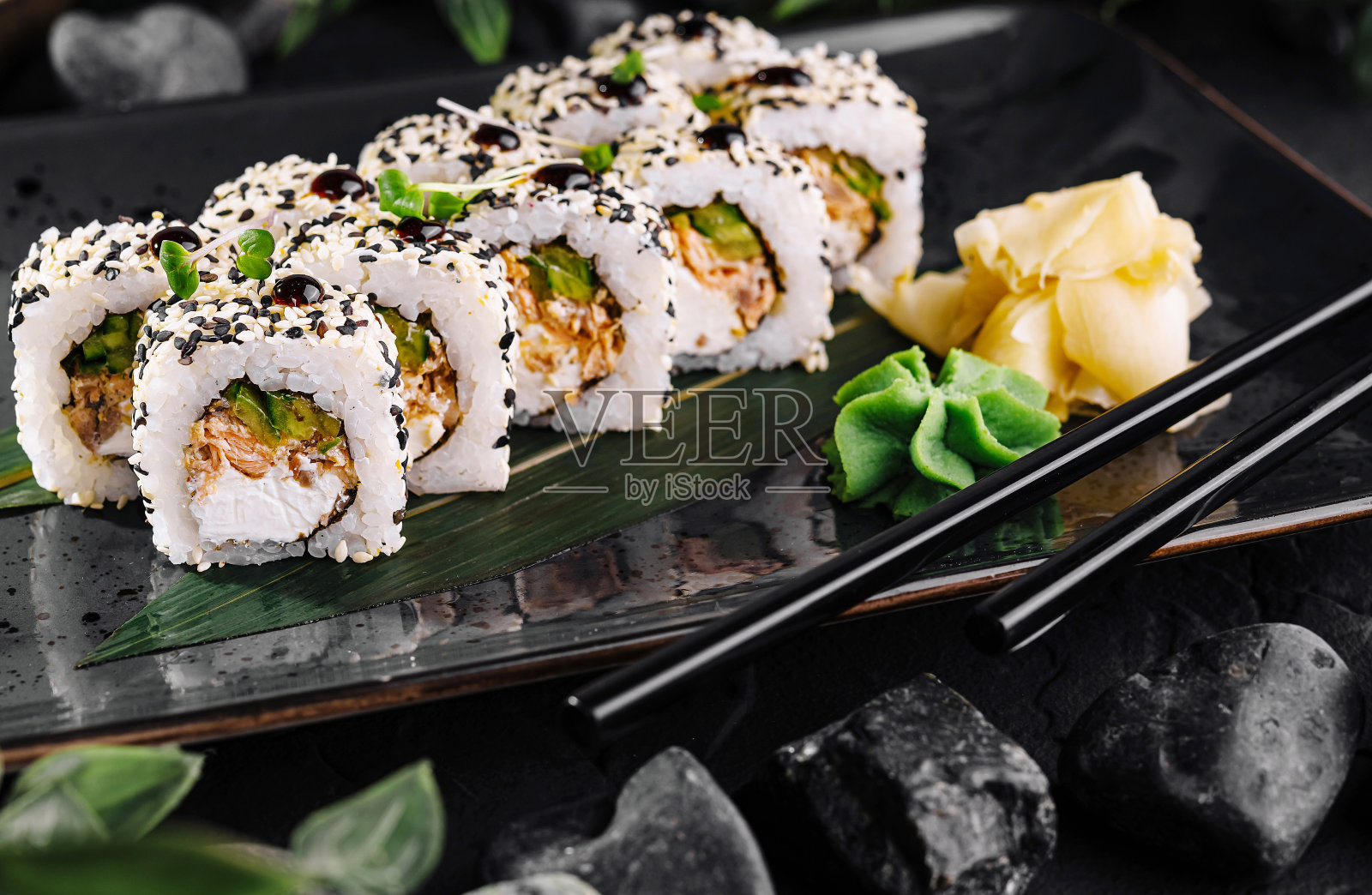 优雅的寿司卷拼盘在黑暗的石头背景照片摄影图片