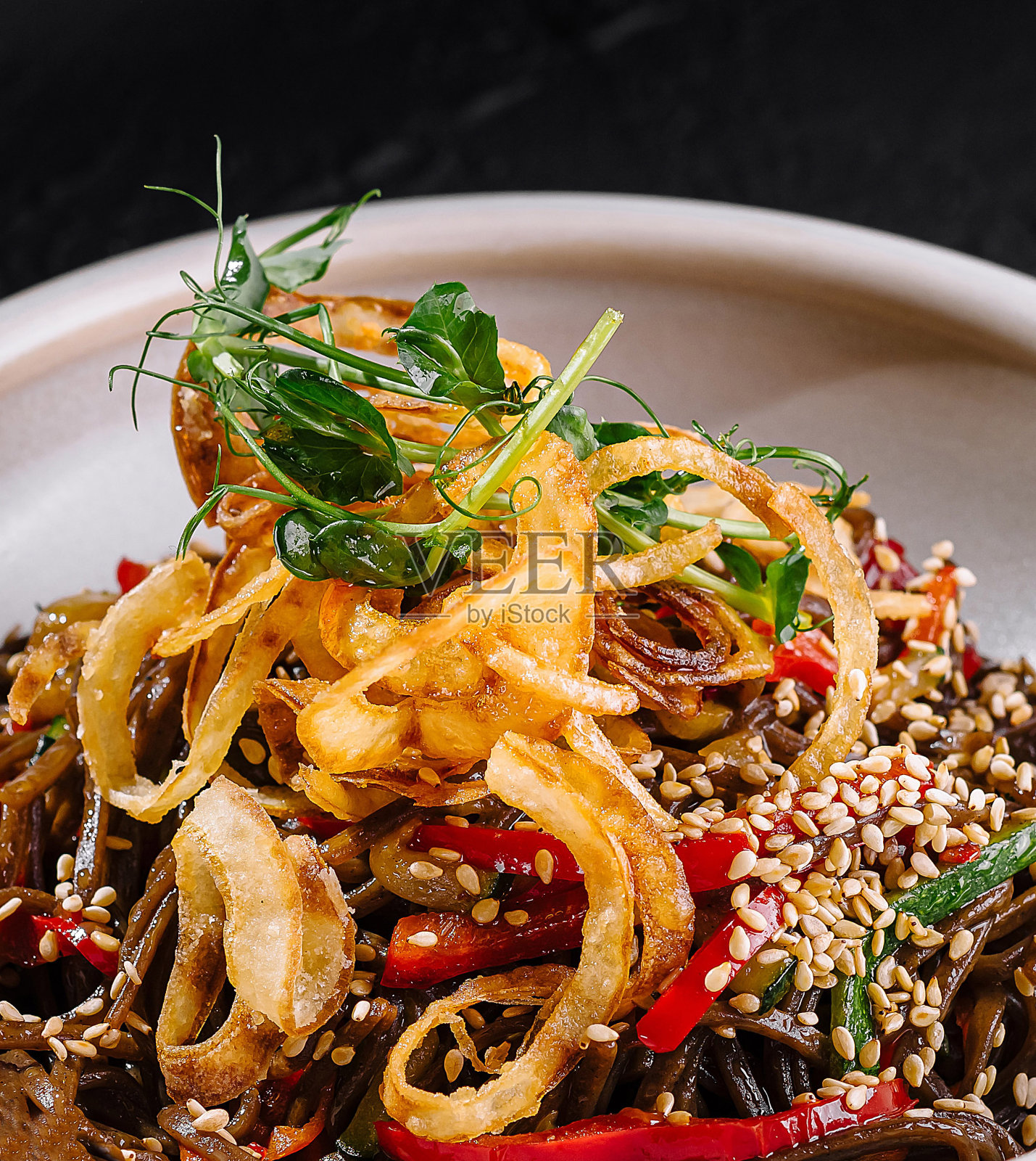 异国风味的辣面，暗色背景照片摄影图片