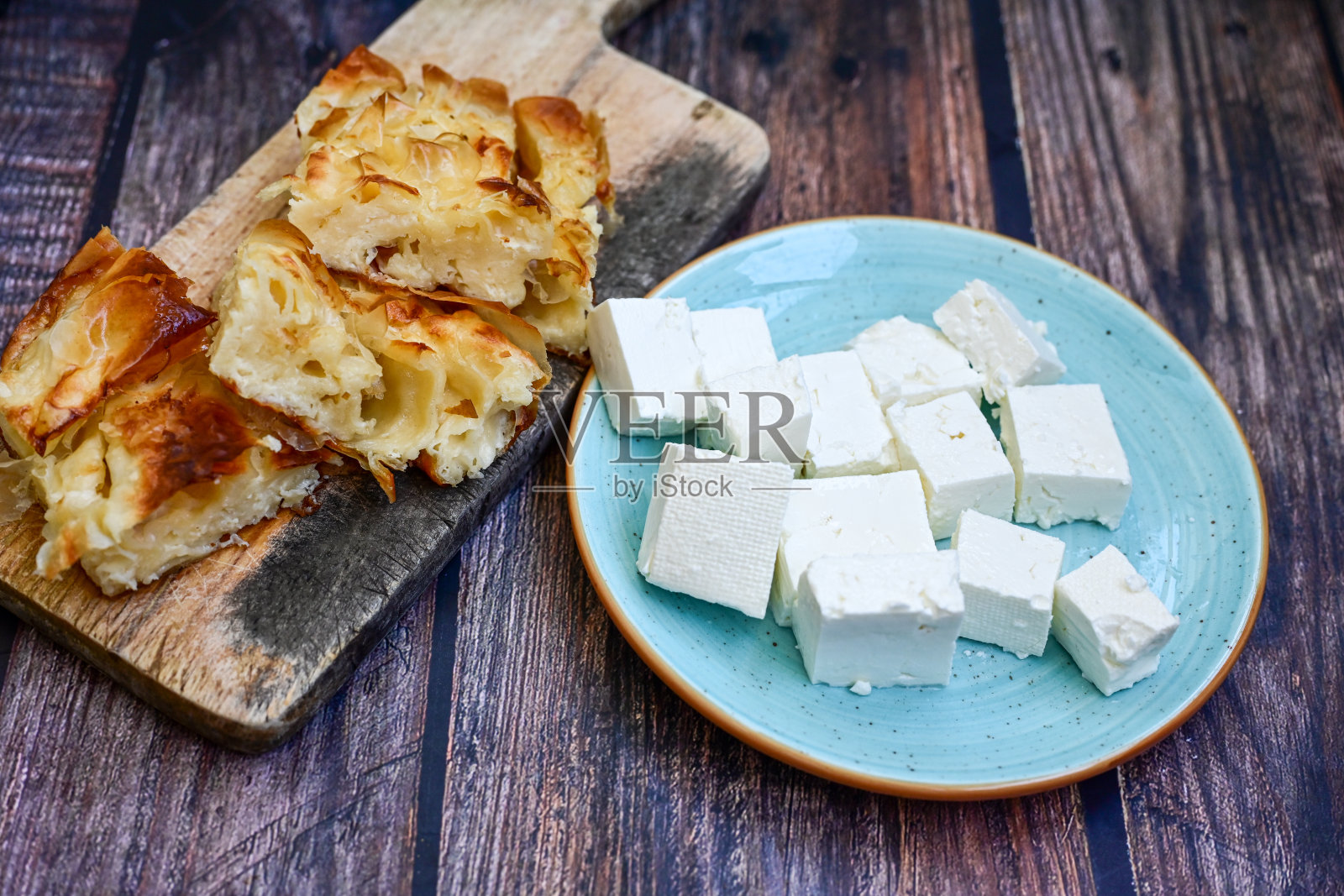 自制希腊芝士派，配菲达芝士酥皮照片摄影图片