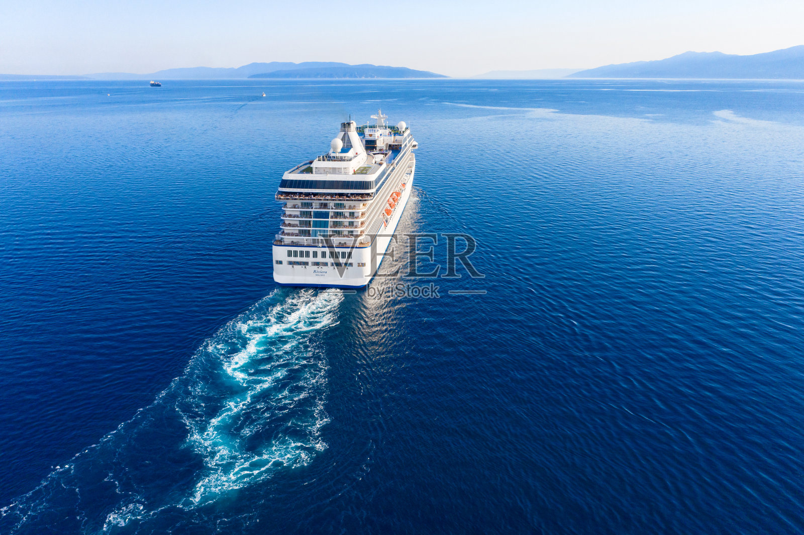 巡洋舰从里耶卡起航照片摄影图片