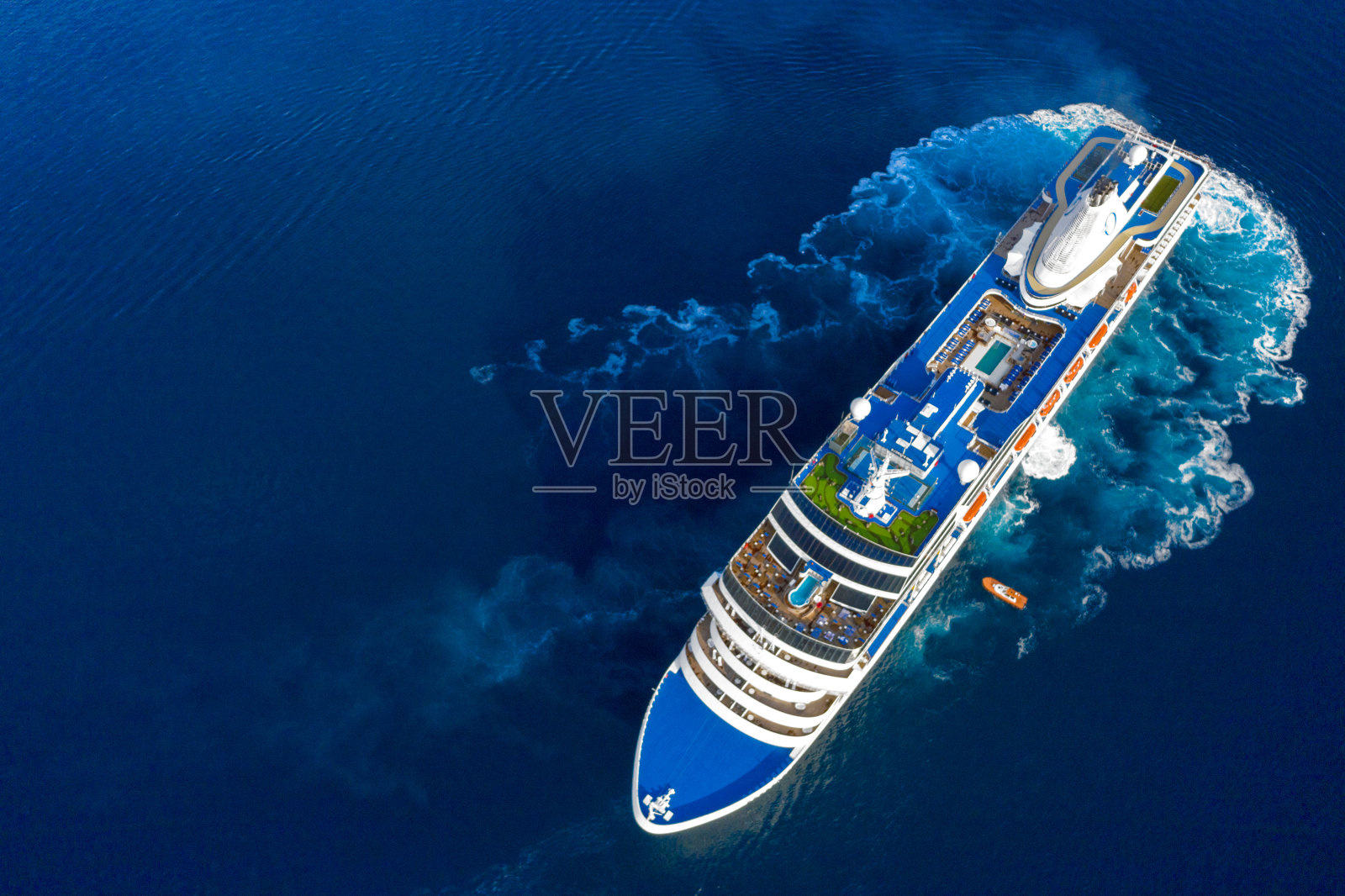 巡洋舰从里耶卡起航照片摄影图片