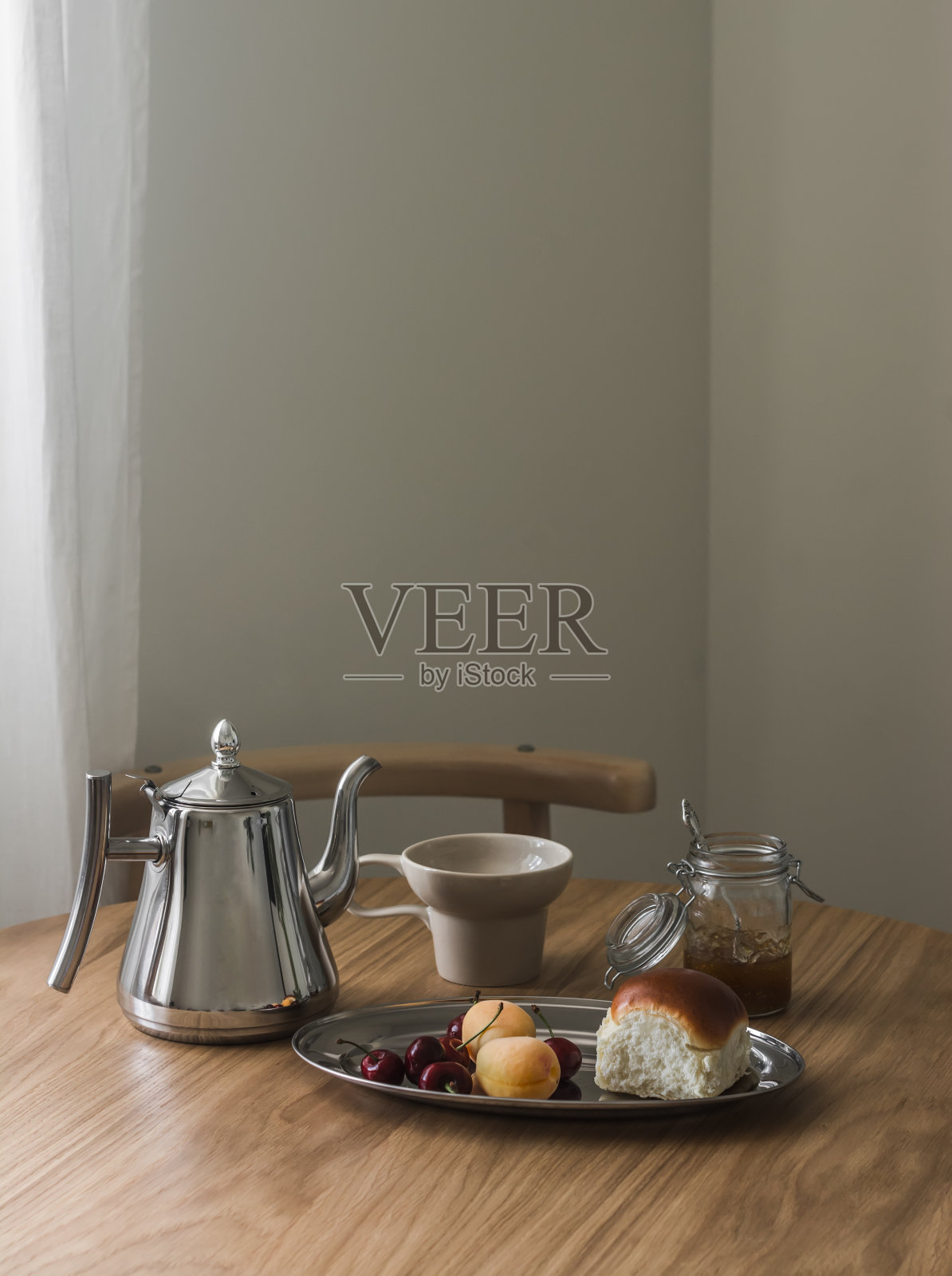 咖啡点心——圆木桌上的面包、无花果酱、水果、杯子、金属咖啡壶照片摄影图片