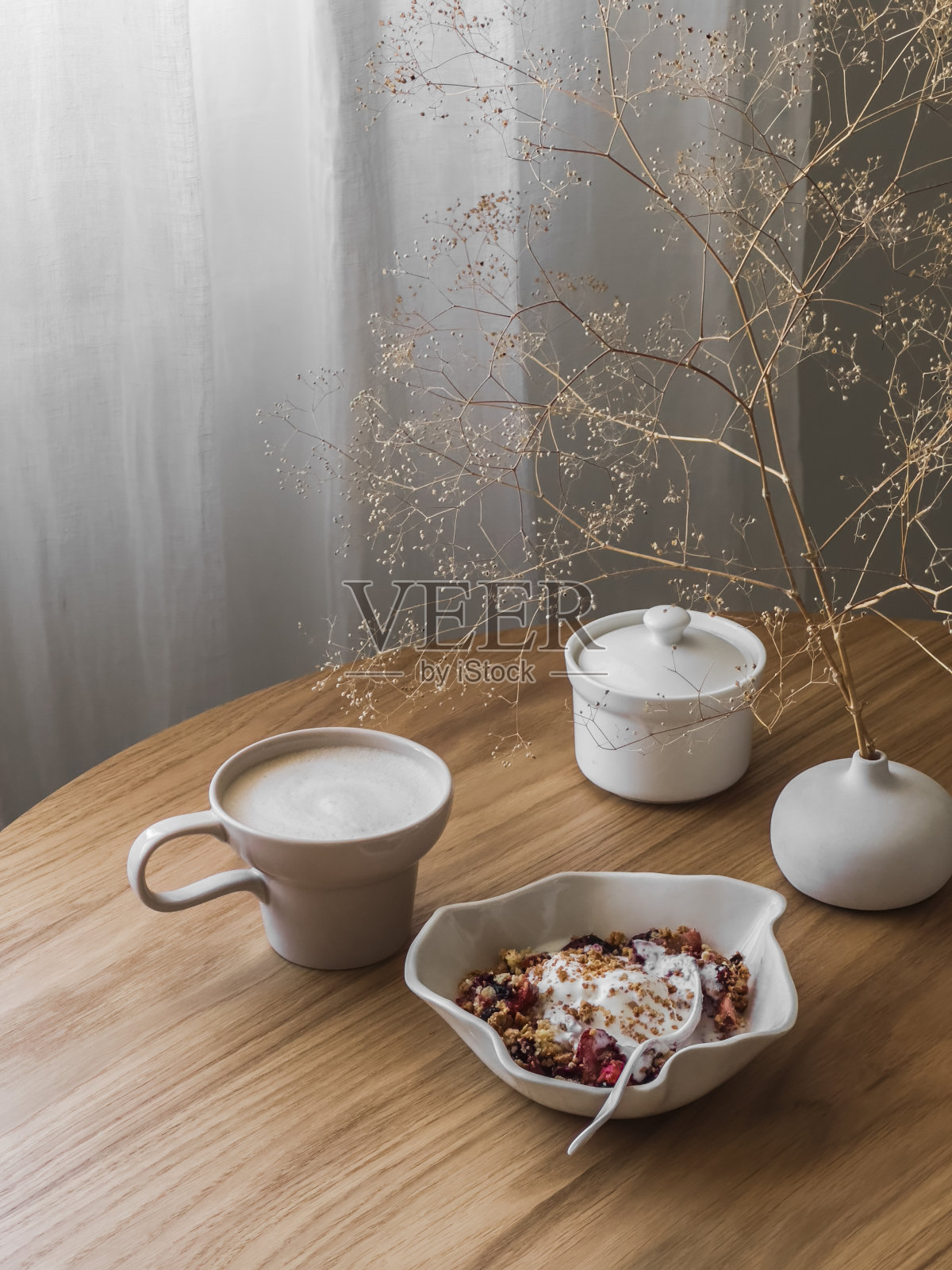 美味的甜点——圆木桌上的浆果酥配冰淇淋和一杯卡布奇诺照片摄影图片