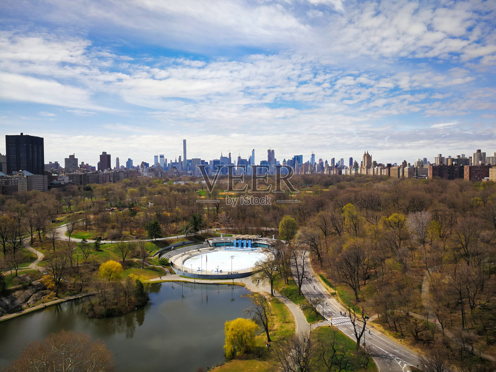 中央公园鸟瞰图和曼哈顿的天际线。照片摄影图片