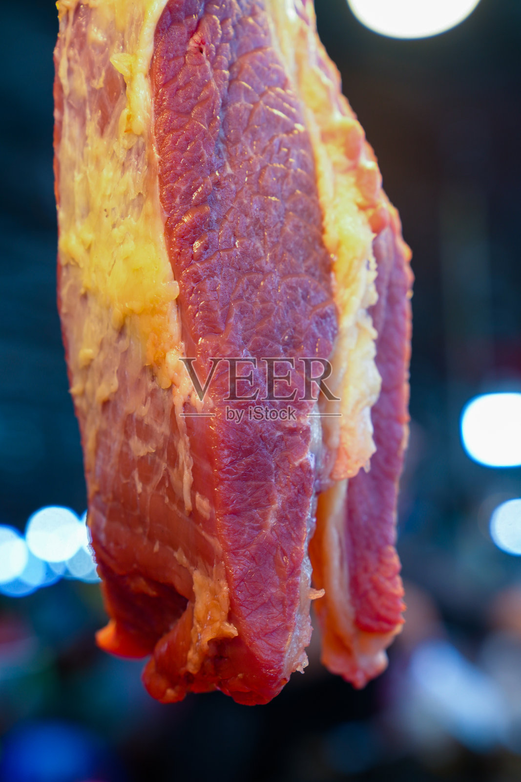 市场上新鲜的生牛肉照片摄影图片