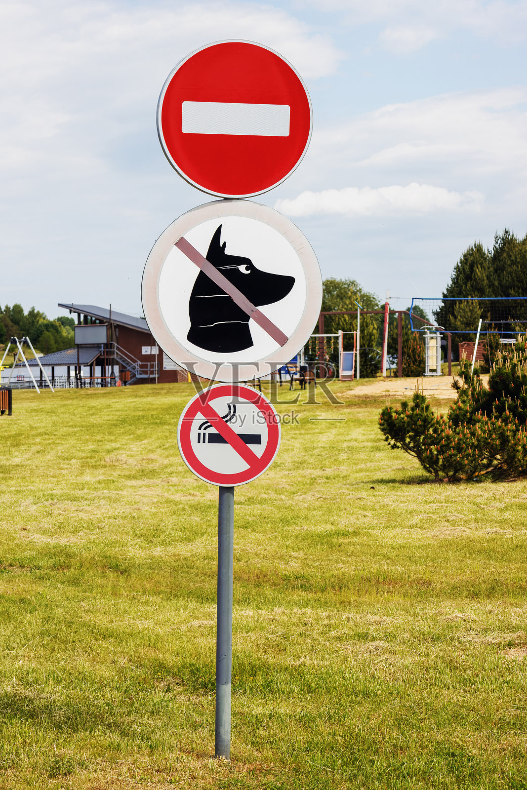 夏季在公园设置禁止指示牌照片摄影图片