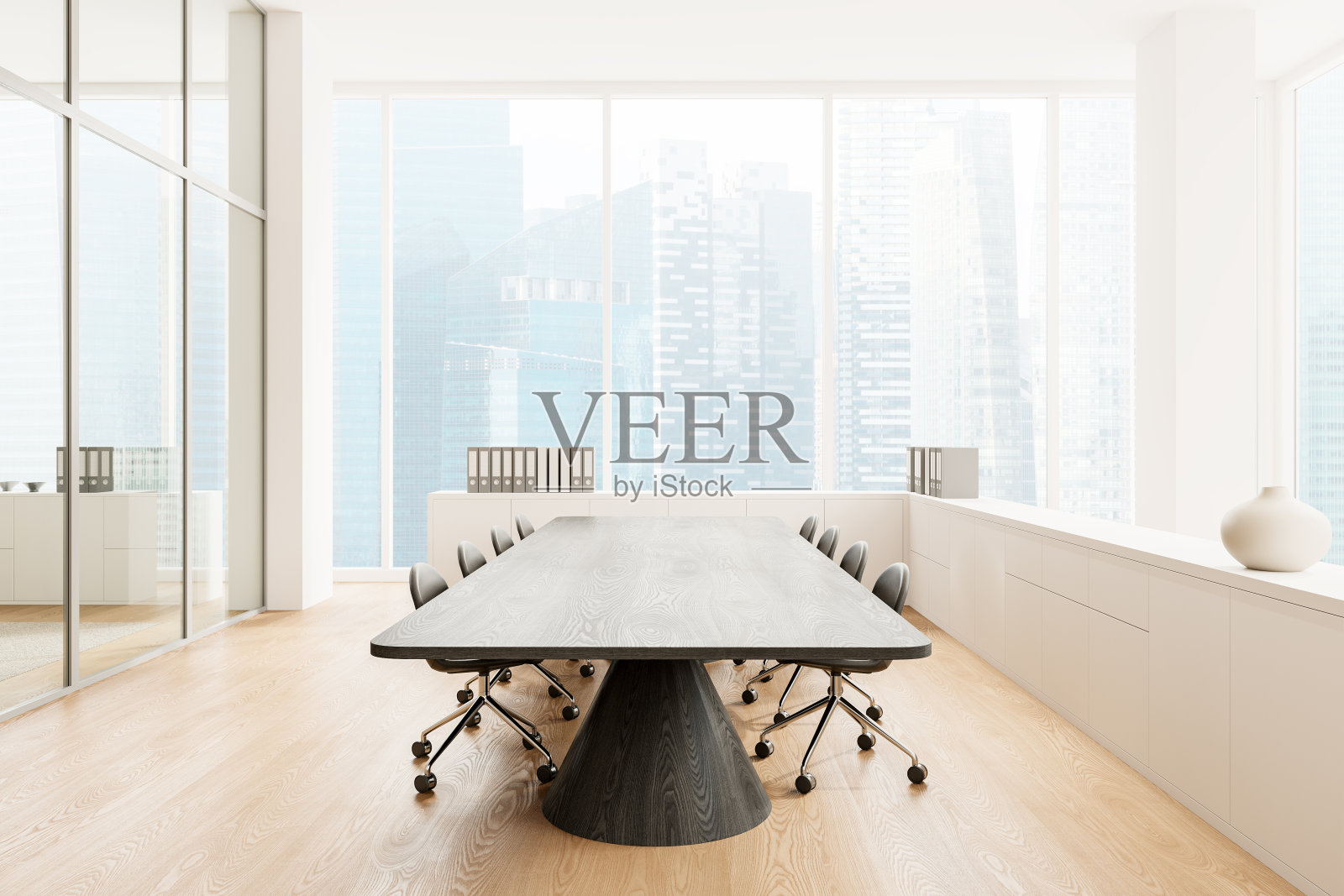 舒适的工作空间内部与会议板和餐具柜，全景窗口照片摄影图片