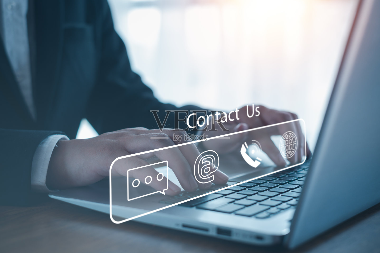 联系我们或客服热线，人来人往。(电子邮件，地址，实时聊天，电话)。客户服务。联系人，客户，电话，在线支持。照片摄影图片