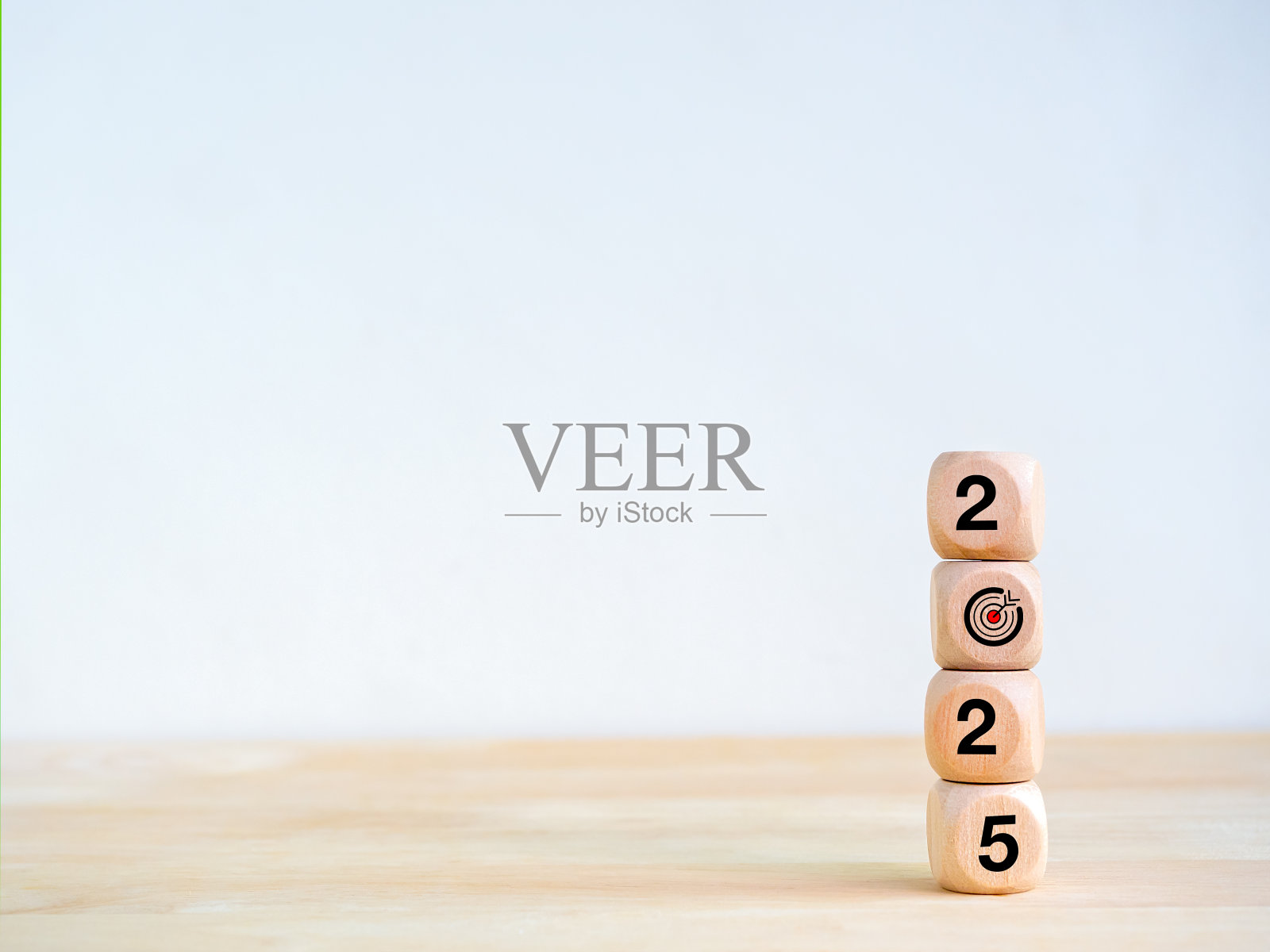 2025年新年快乐，最小化横幅。数字和目标镖图标上的木立方体块堆叠，孤立在木桌子上，白色背景与复制空间。2025经营目标计划，生态风格理念。照片摄影图片