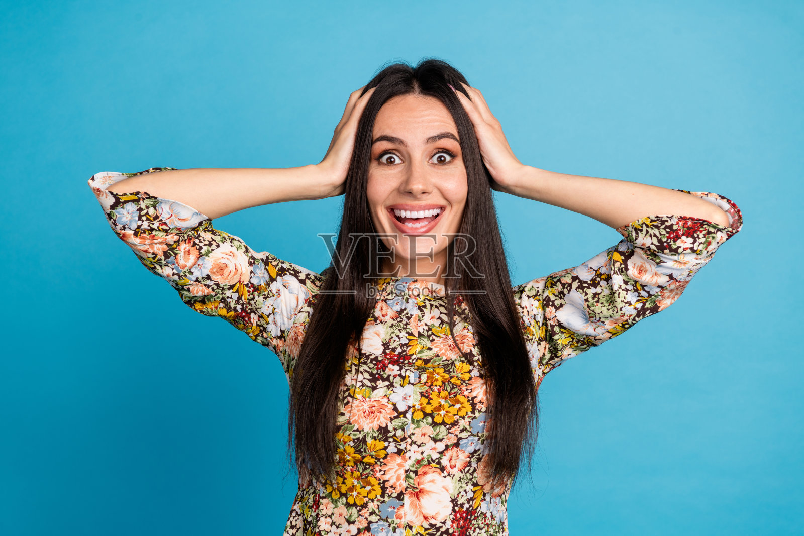 照片上的开朗印象深刻的女士穿着印花衣服手臂头部空白的空间孤立的蓝色背景照片摄影图片
