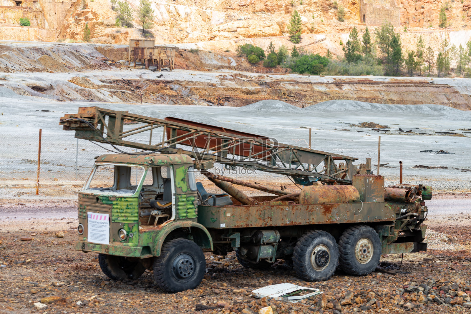 在力拓矿区被遗弃的旧车照片摄影图片