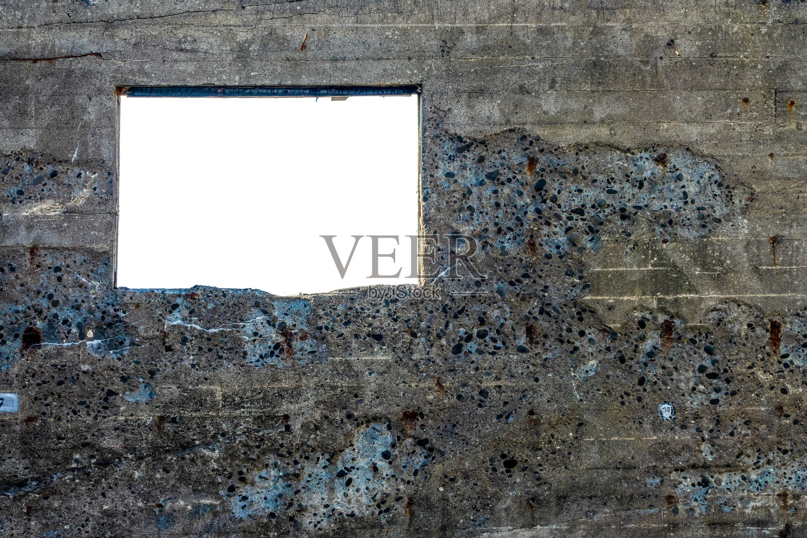 白色背景上混凝土墙上的矩形洞或窗户的照片照片摄影图片
