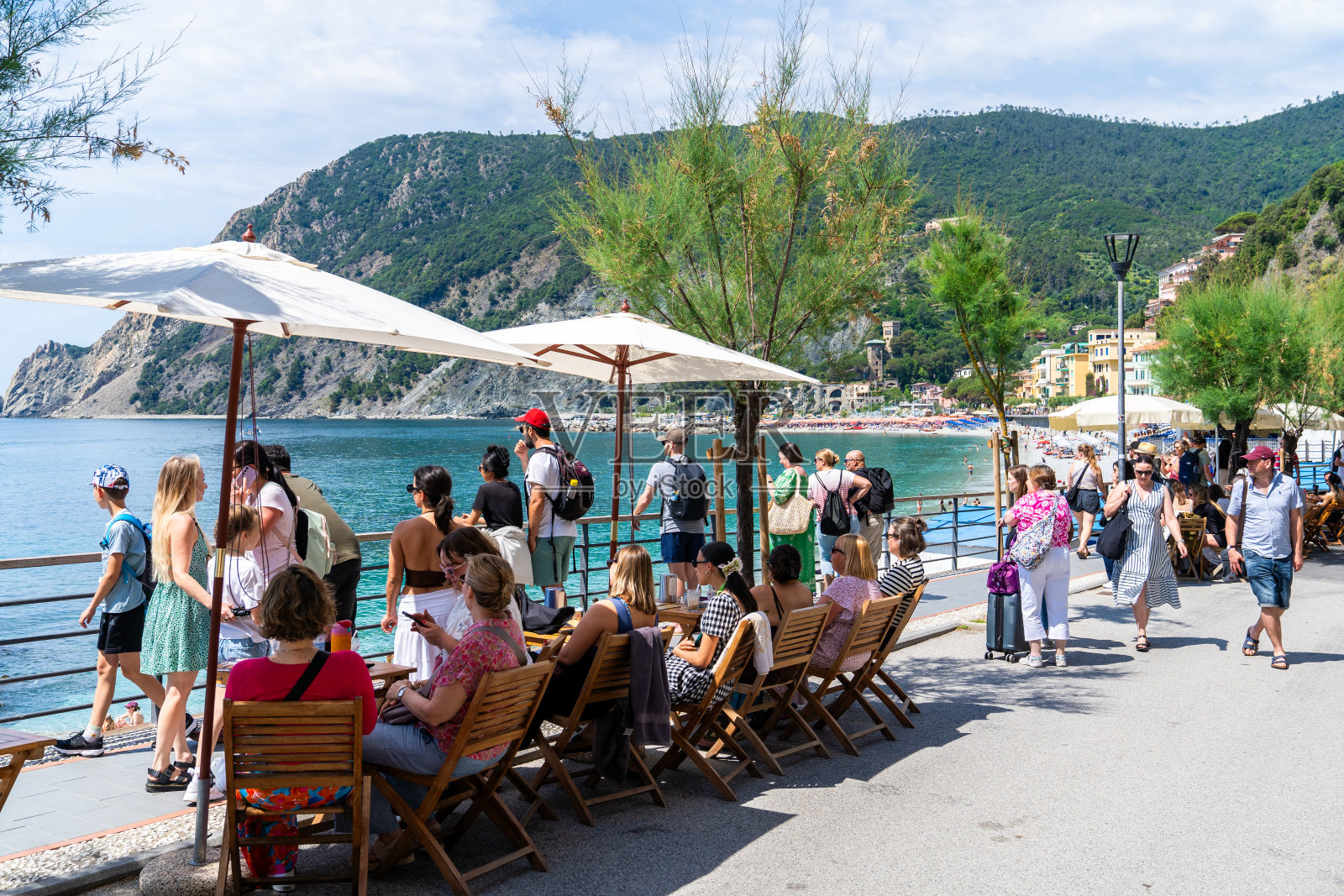 蒙特罗索的海滨座位区，俯瞰大海的五渔村。照片摄影图片