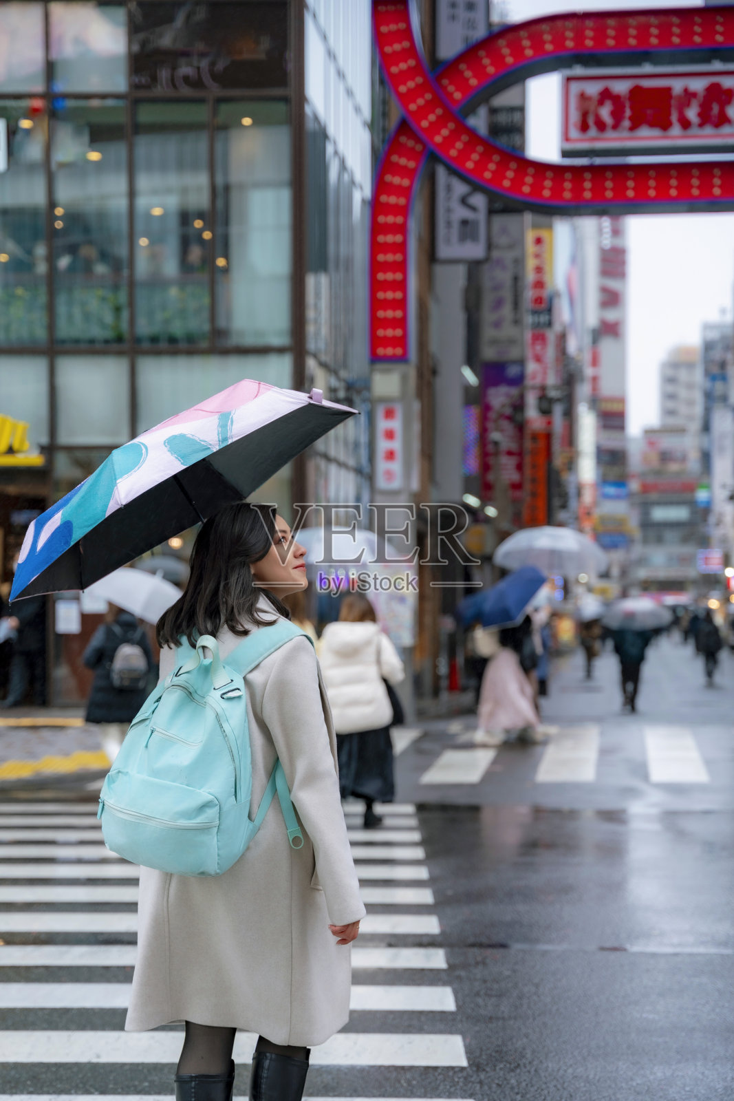 新宿的拉丁裔妇女拿着雨伞照片摄影图片
