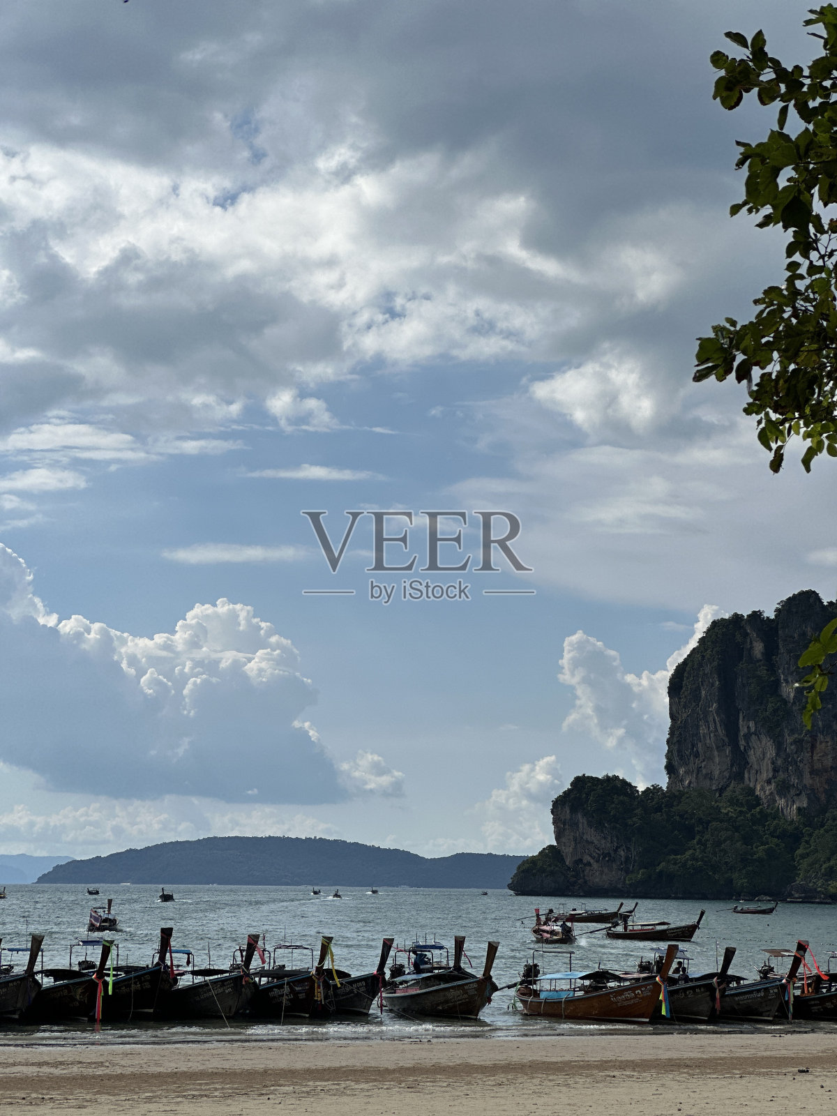 停在泰国甲米的长尾船照片摄影图片