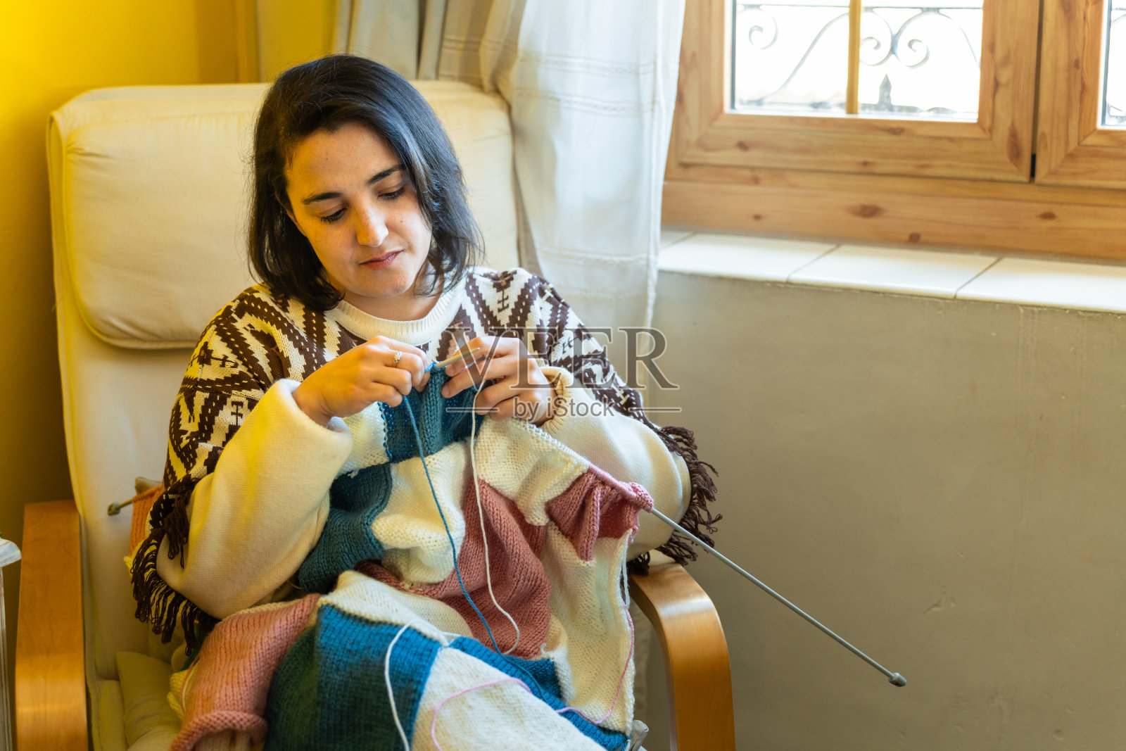 手工舒适:西班牙妇女在家编织照片摄影图片