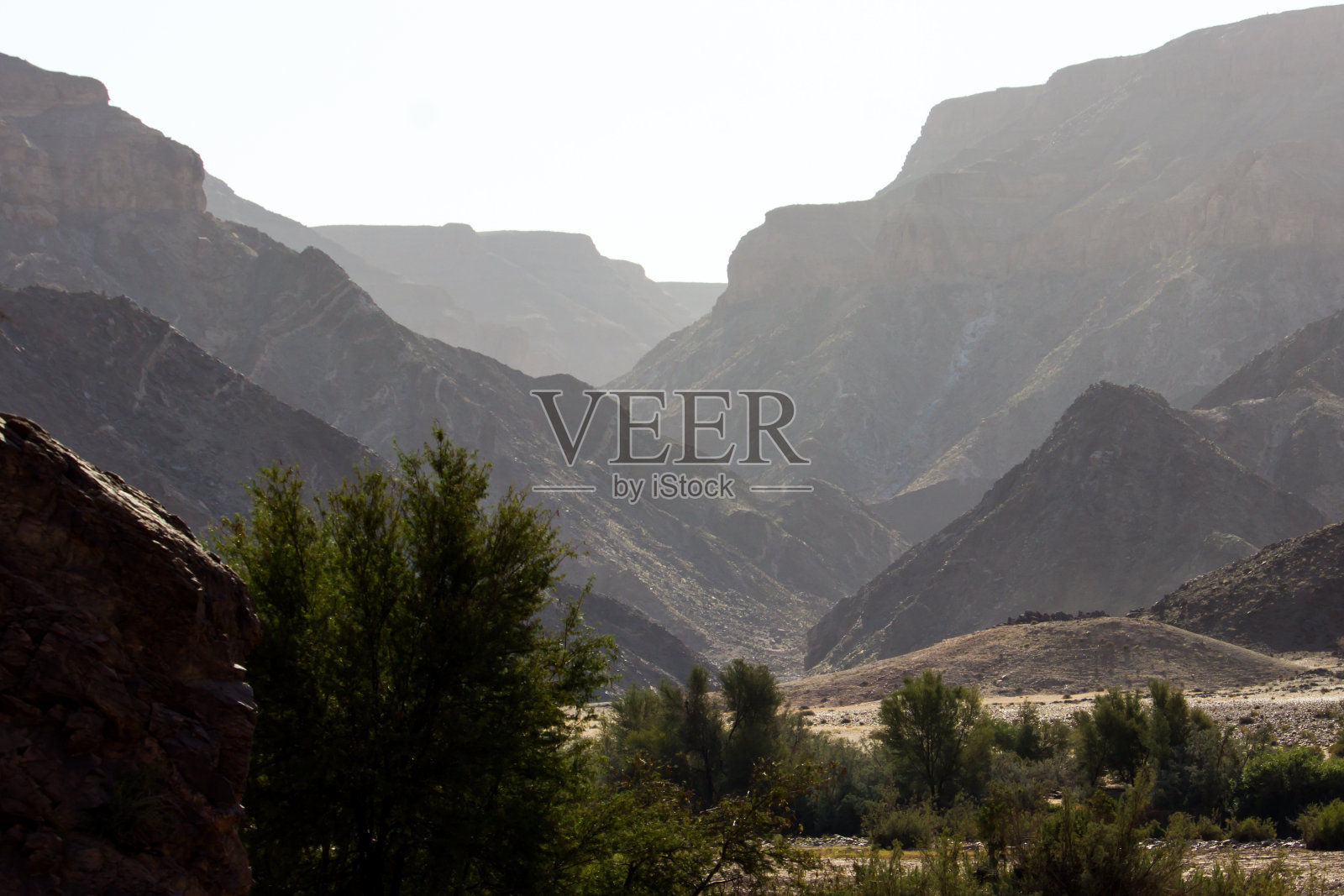 高高的远山从鱼河峡谷内照片摄影图片