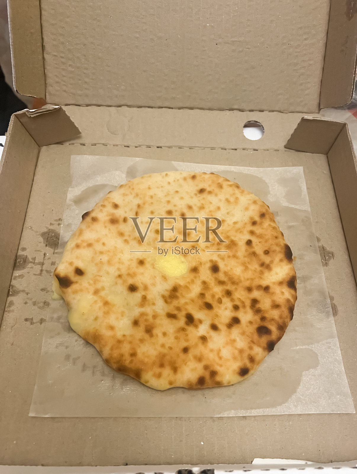 有肉和奶酪的奥塞梯派。照片摄影图片