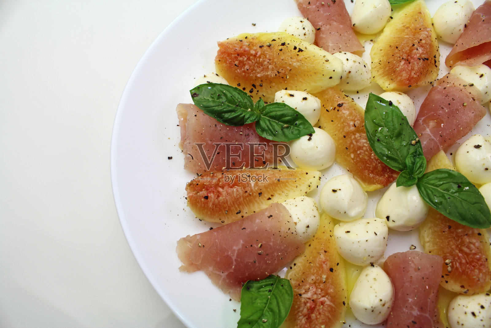 无花果，马苏里拉奶酪和熏火腿开胃菜照片摄影图片