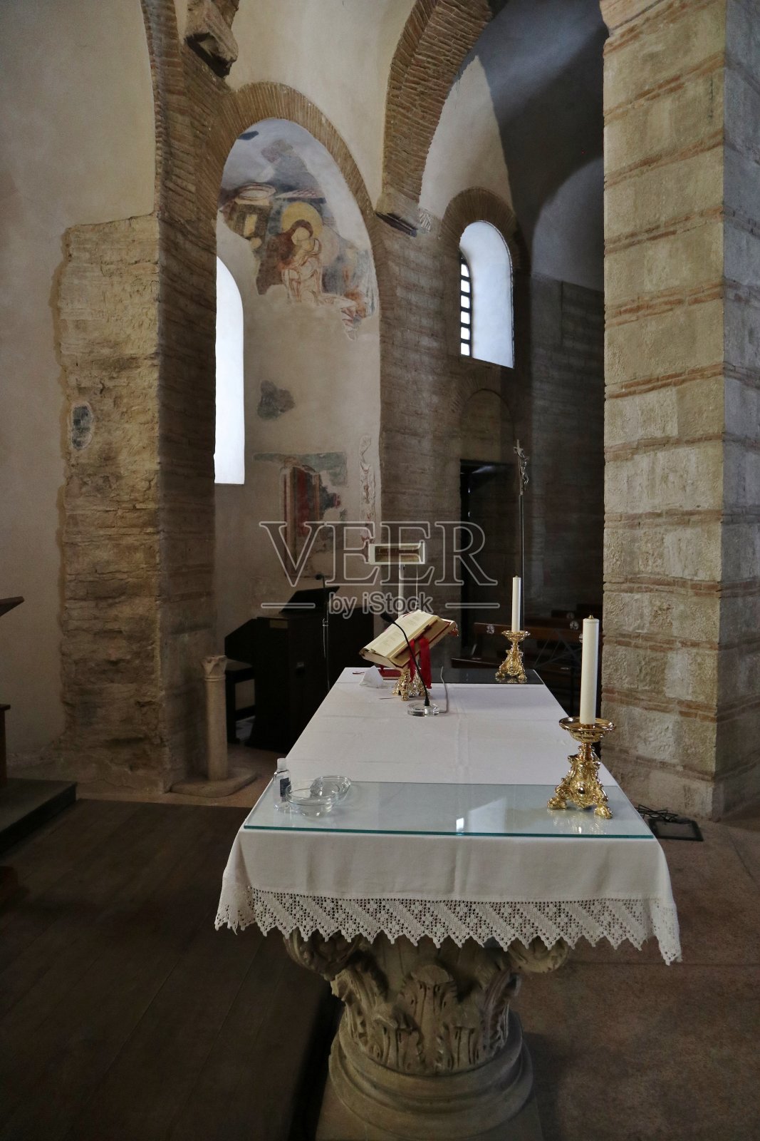 贝内文托——圣索菲亚教堂的祭坛照片摄影图片