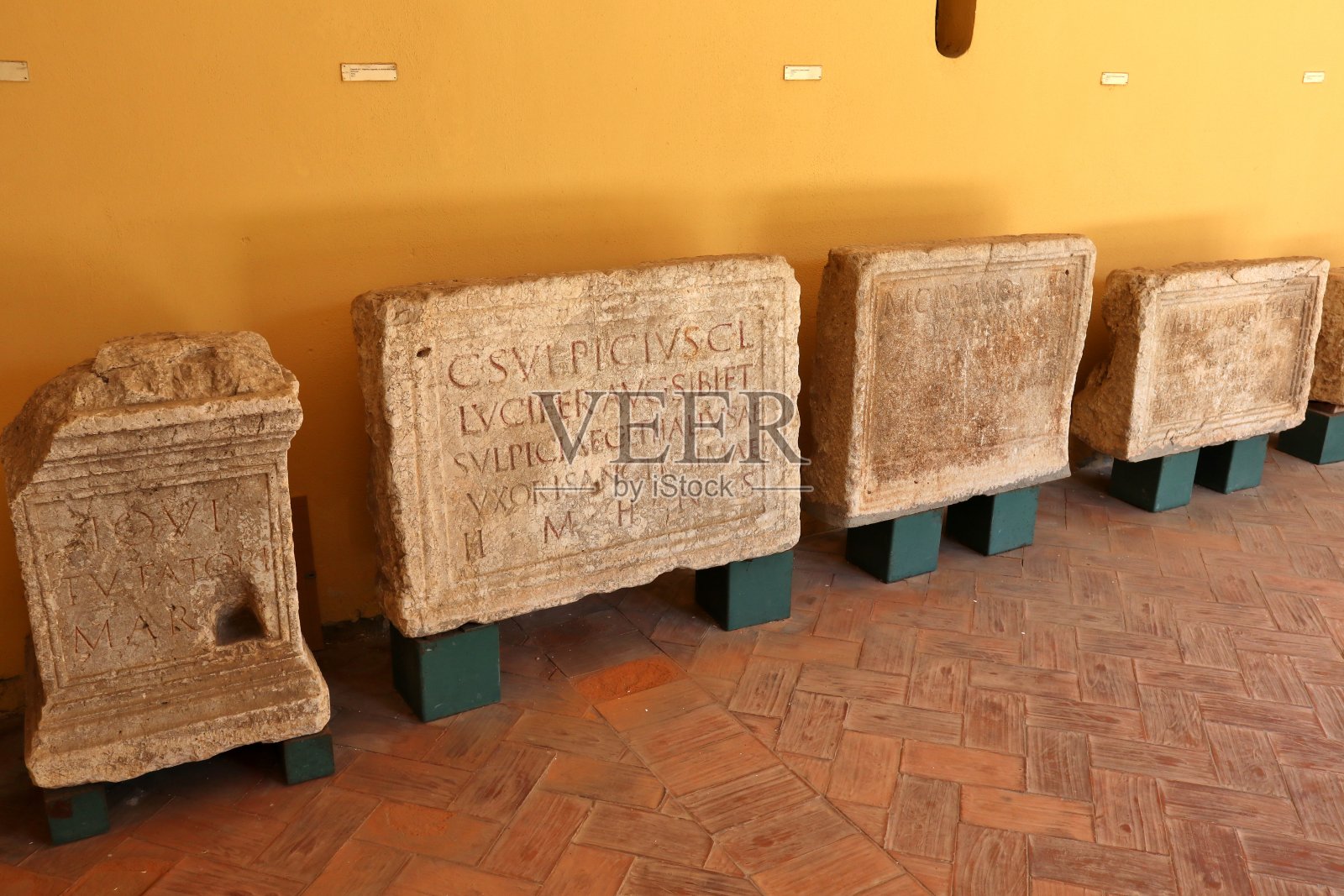 贝内文托——圣尼奥博物馆的墓葬铭文照片摄影图片