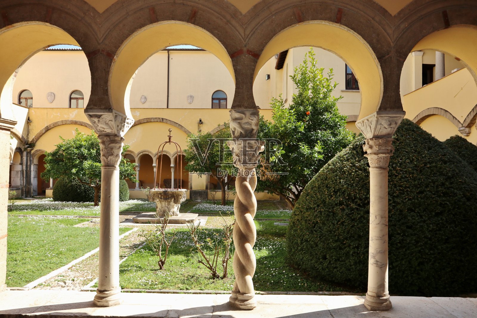 贝内文托——圣尼奥博物馆回廊的拱门照片摄影图片