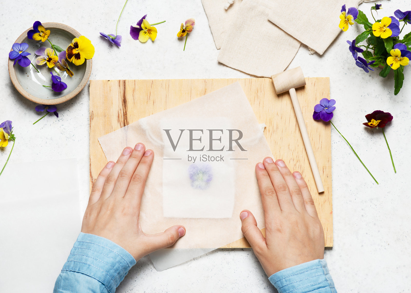 步骤2。用一张透明的纸把花包起来。照片摄影图片