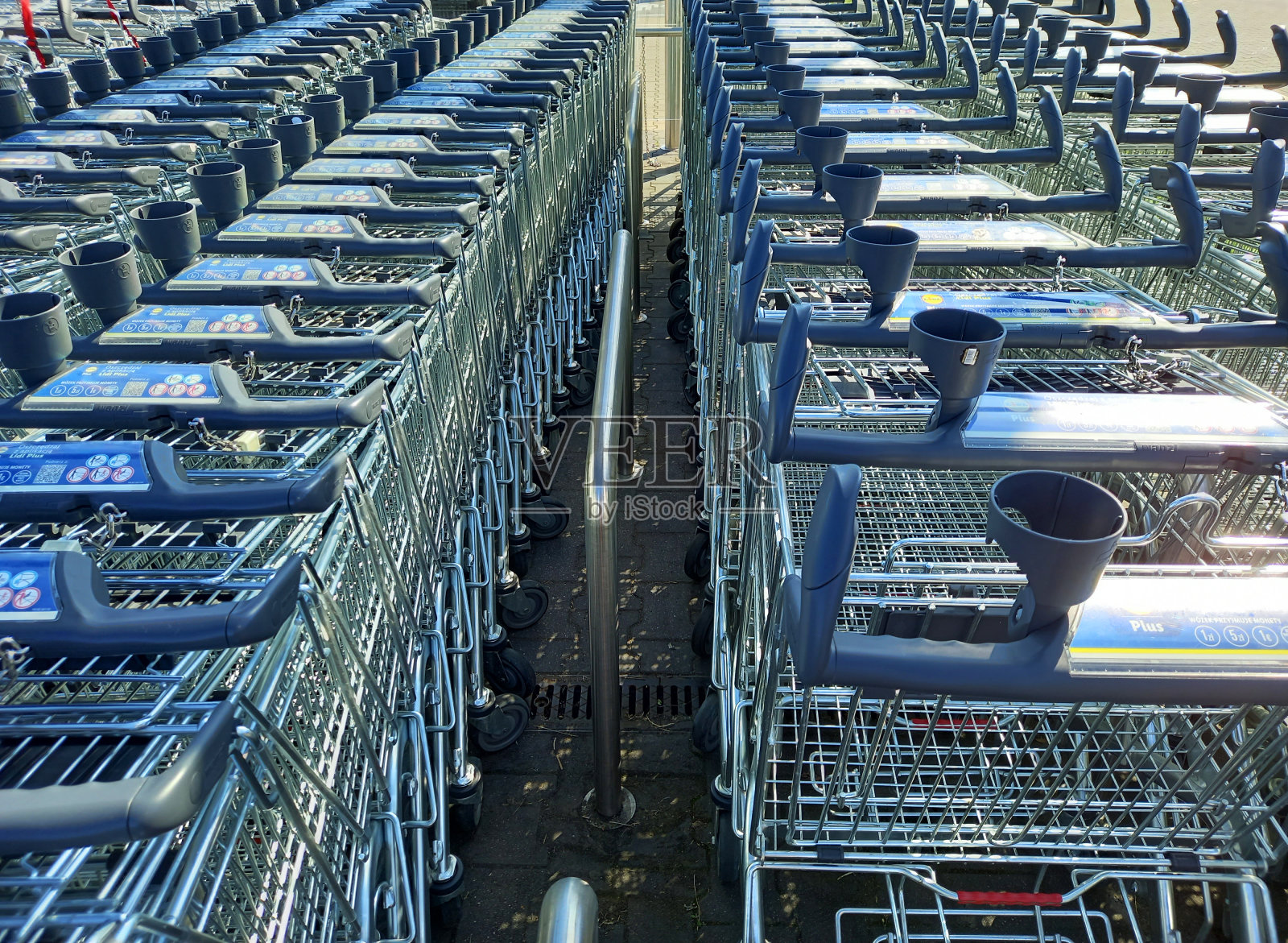 购物车排成一排。照片摄影图片