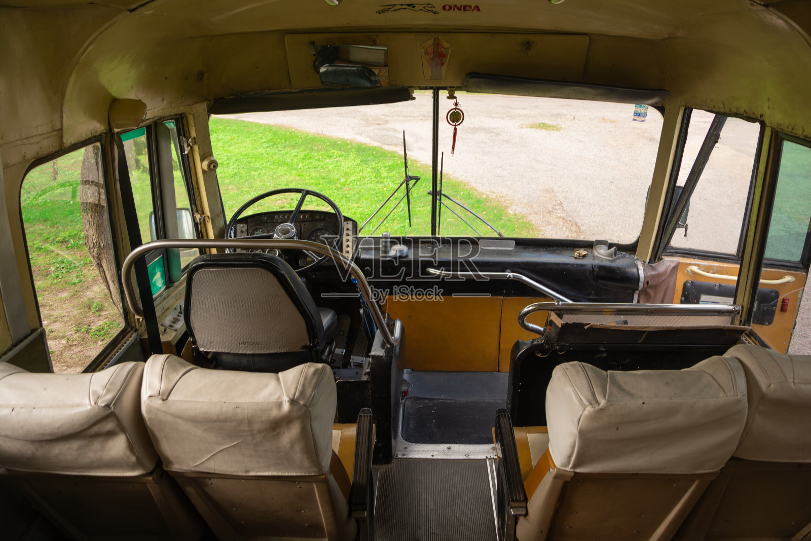 一辆复古的老式客车的内部照片摄影图片