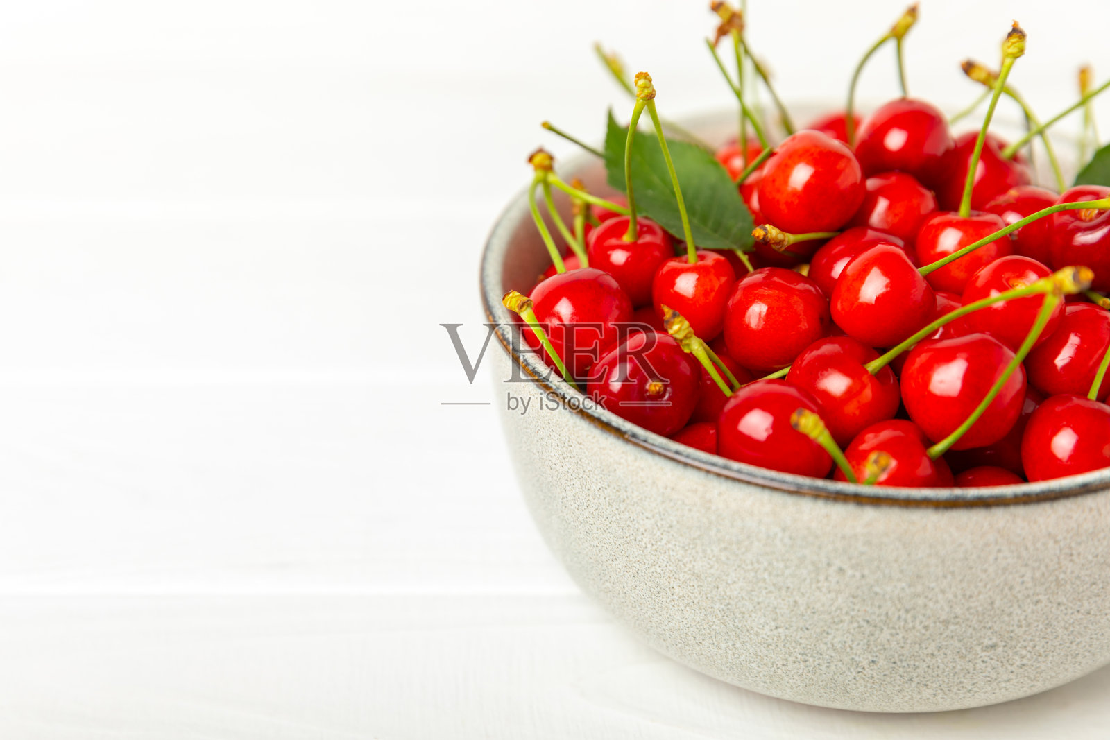 樱桃。新鲜成熟的樱桃配上树叶。新鲜甜美的有机樱桃堆。浆果和水果。素食主义者。健康饮食。放文字的地方。本空间照片摄影图片