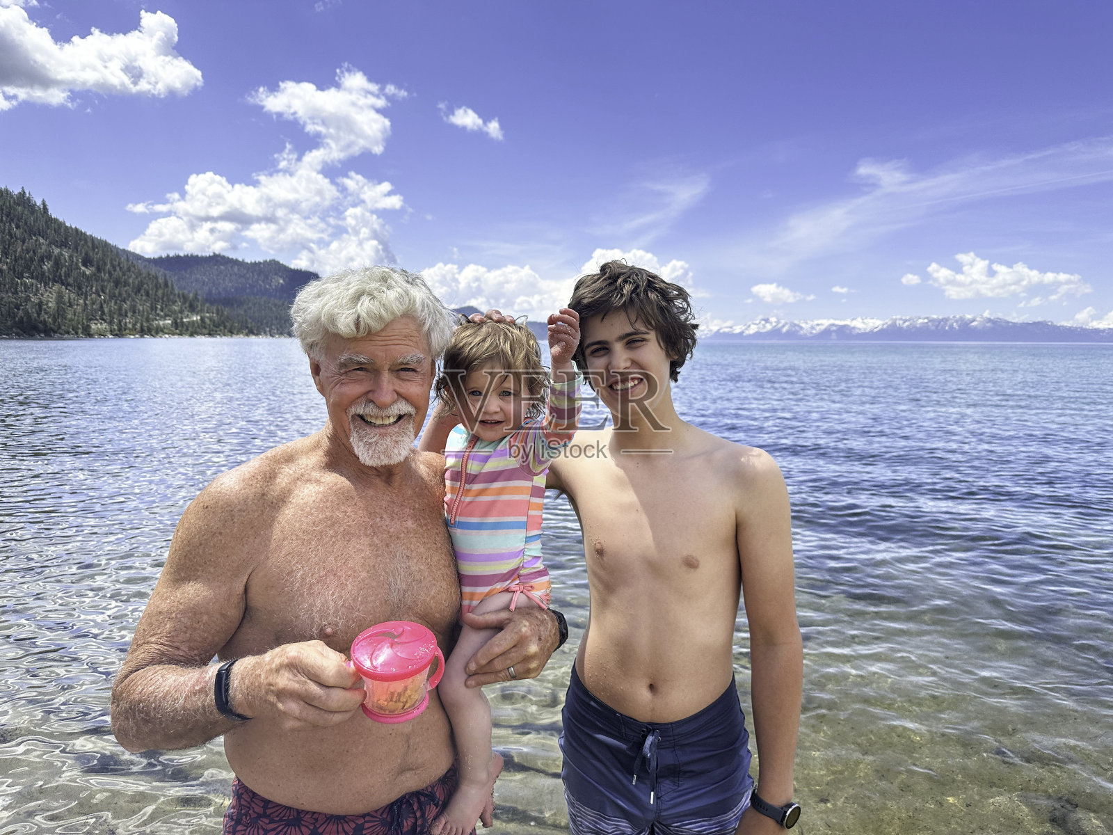 一家人在太浩湖享受海滩照片摄影图片