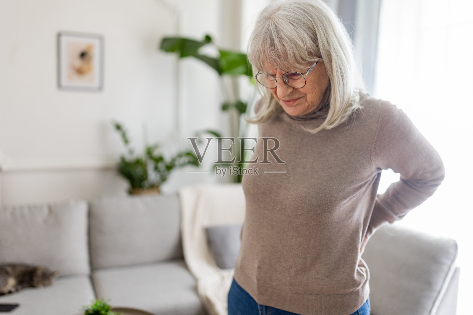 老妇人背痛照片摄影图片