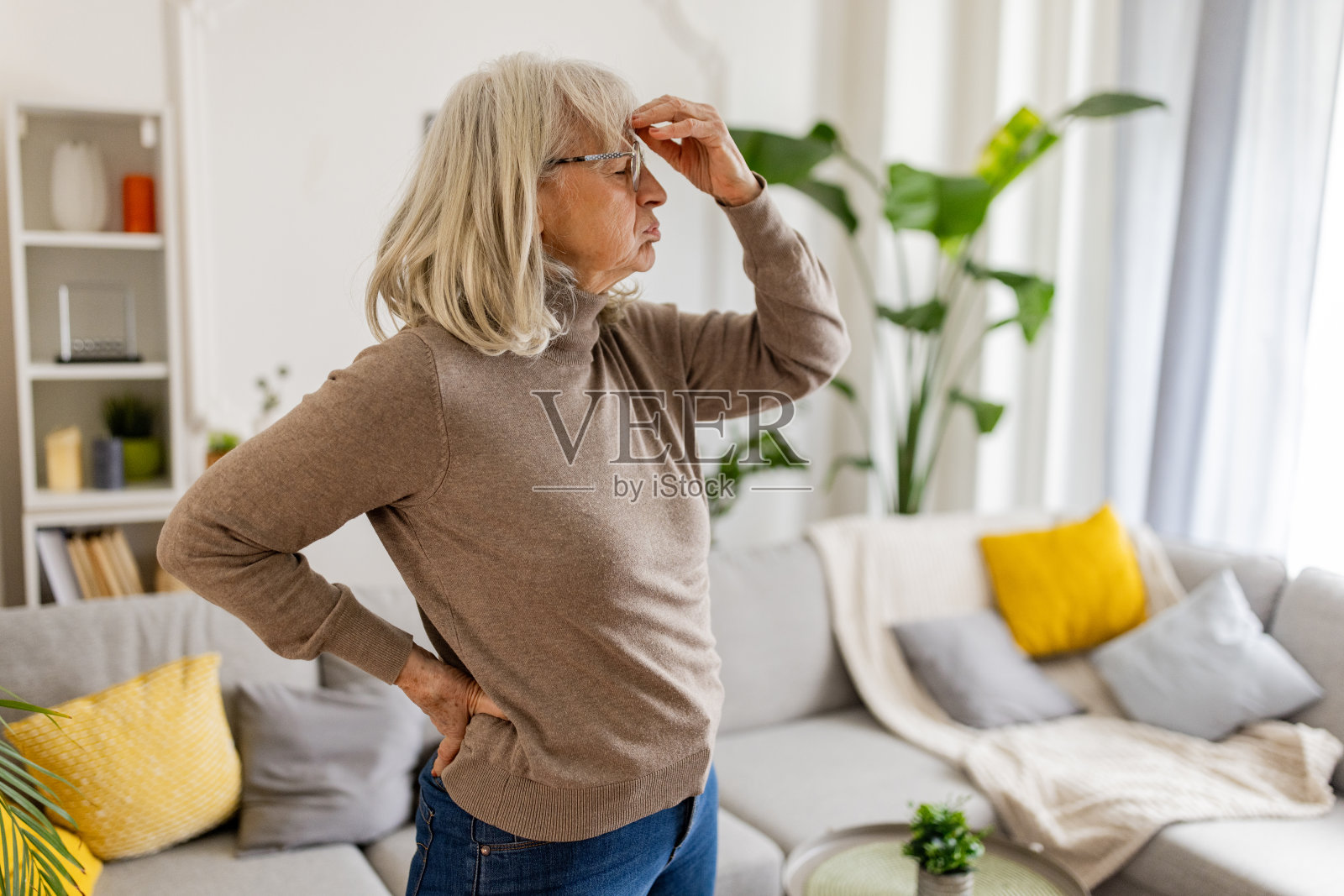 资深女性头痛照片摄影图片