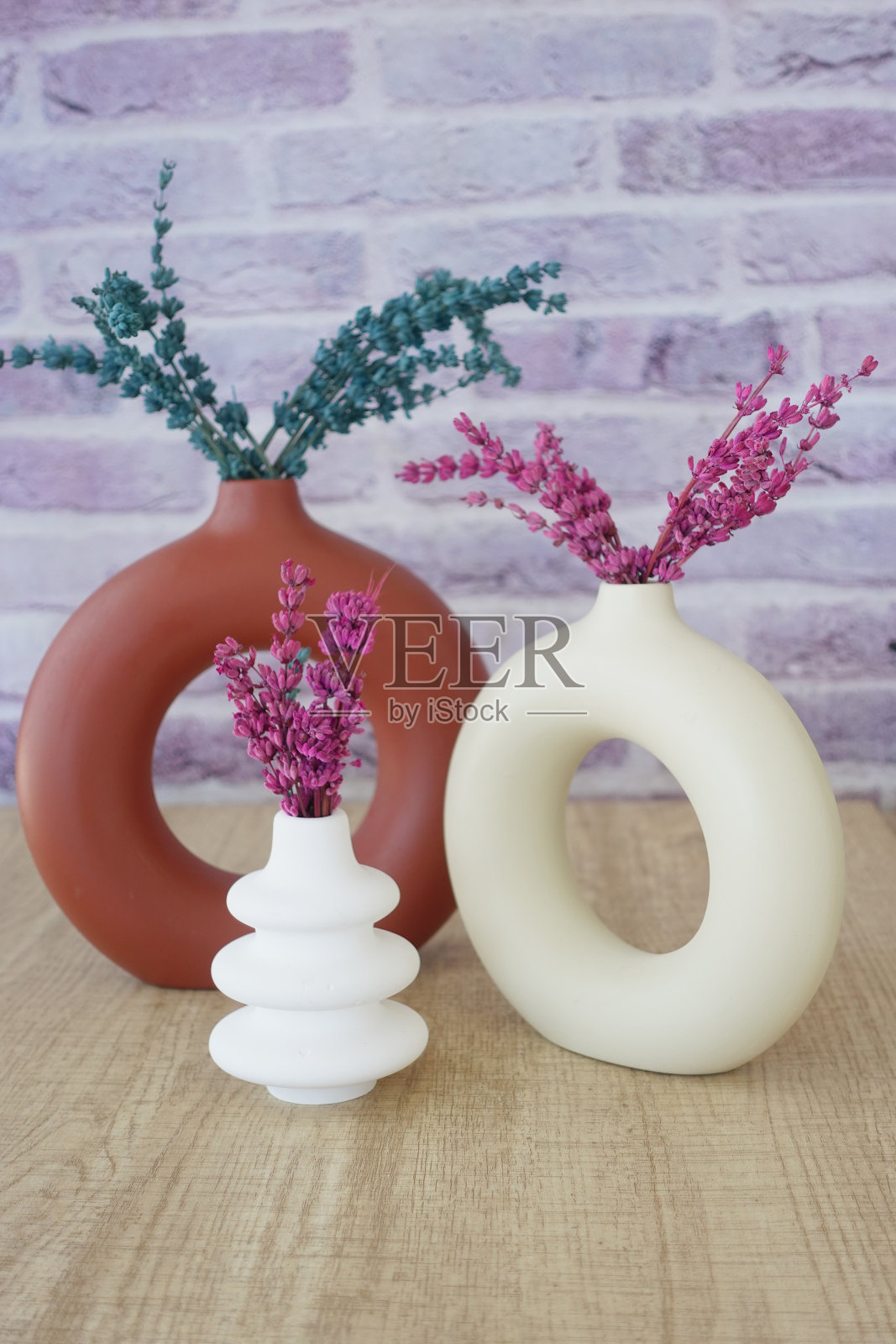 带有彩色花朵的圆形花瓶为现代室内装饰增添了优雅和时尚照片摄影图片