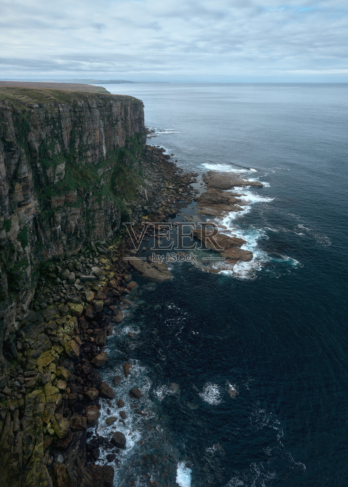 从上面俯瞰海湾的壮丽景色和高耸的岩石海岸线照片摄影图片