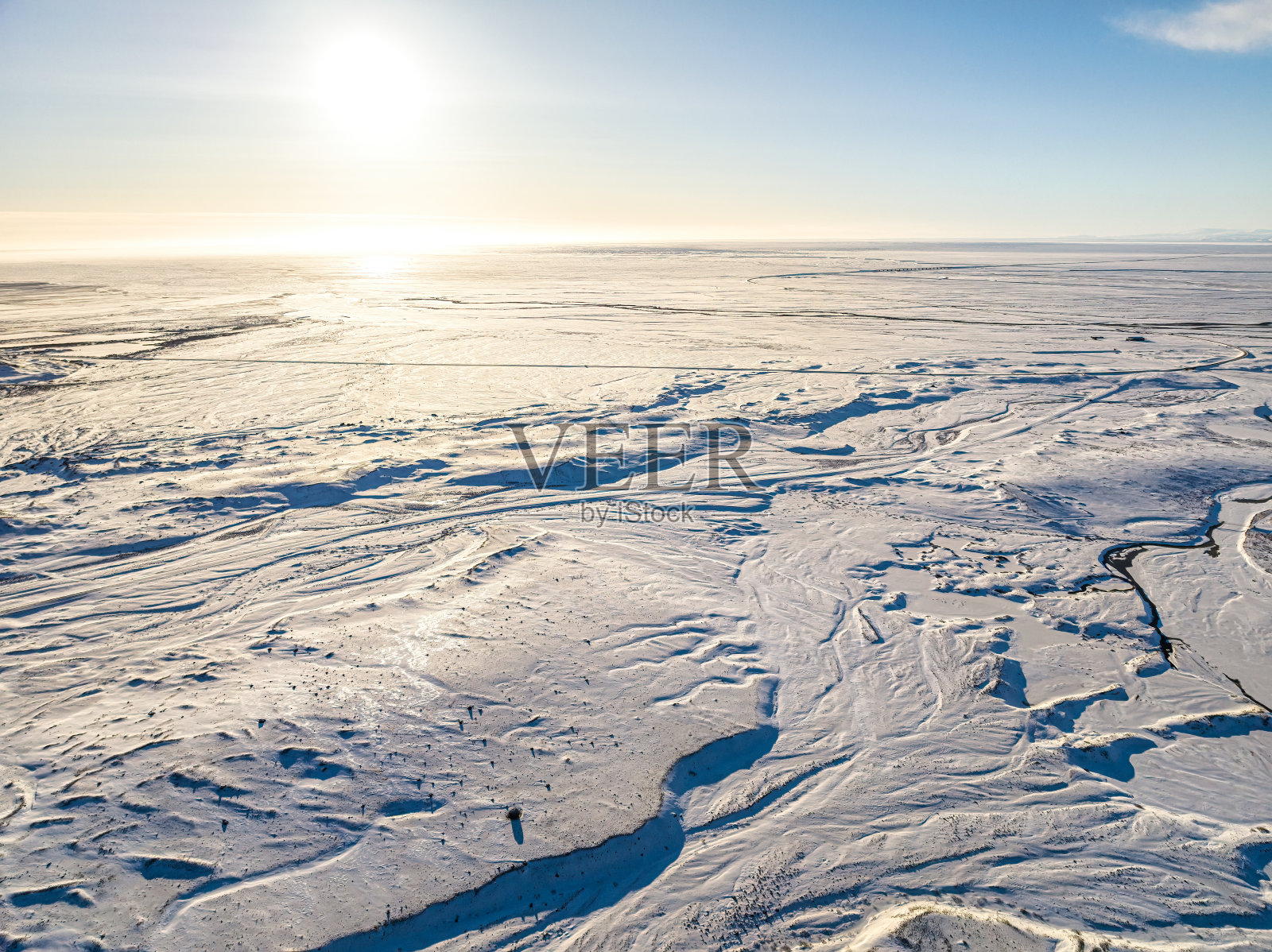 日落时冰岛广阔的冰雪覆盖景观鸟瞰图照片摄影图片