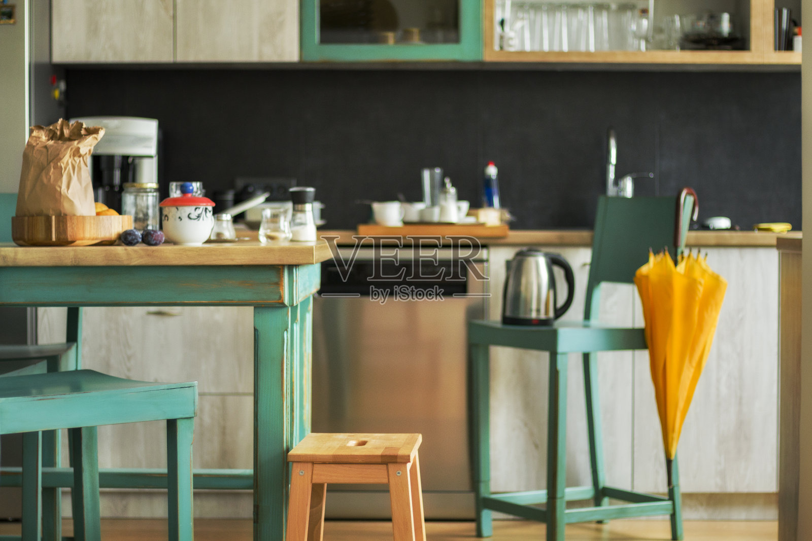 厨房里凌乱的餐桌照片摄影图片