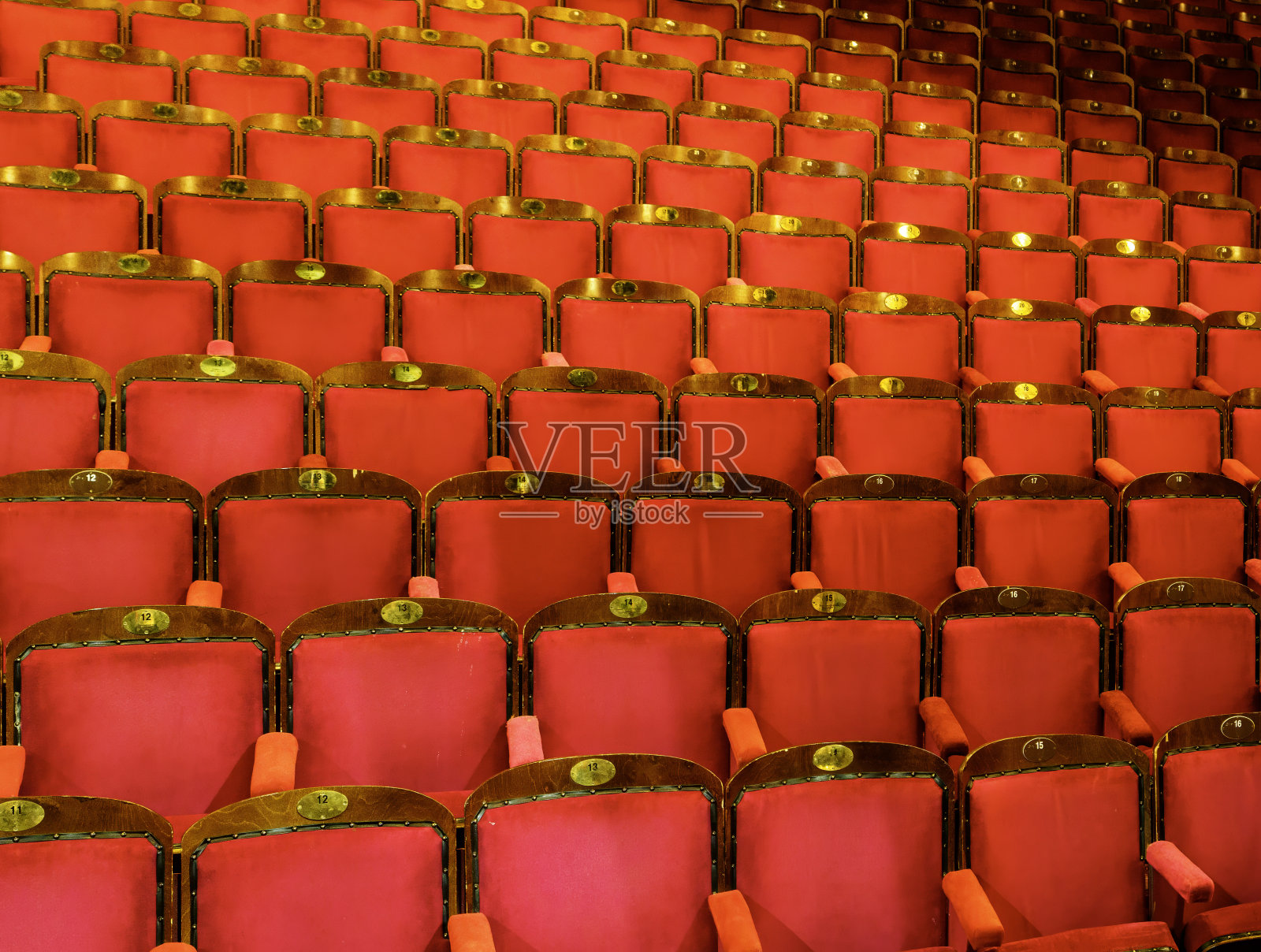 一排排红色的空座位照片摄影图片