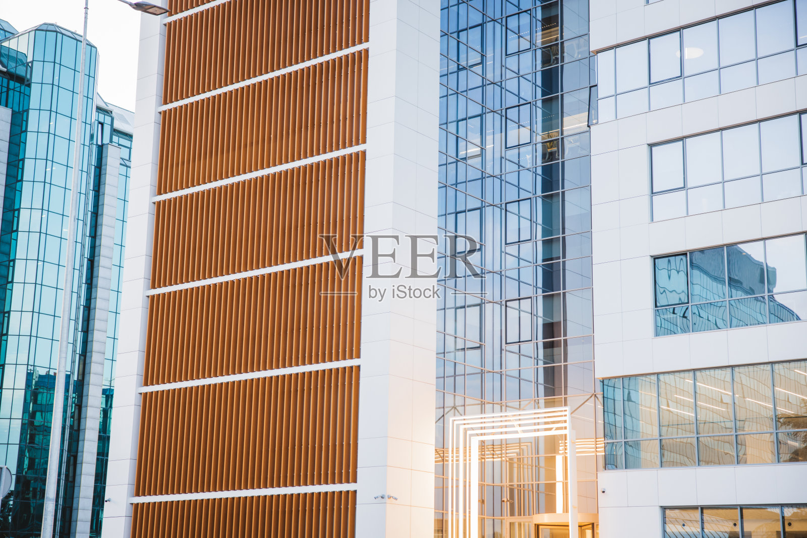 有玻璃窗的现代化办公大楼。照片摄影图片