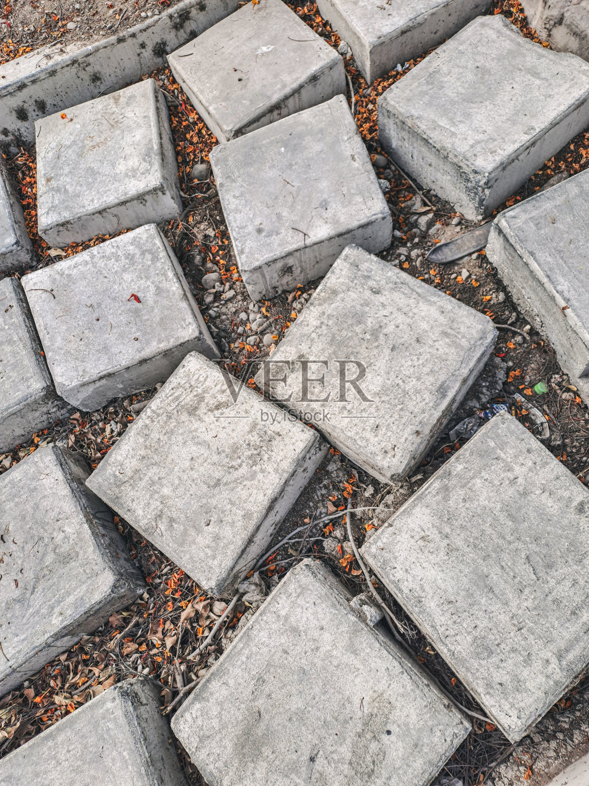 待安装的混凝土桶。混凝土方块的纹理。待安装的混凝土立方体。混凝土方块的纹理。照片摄影图片